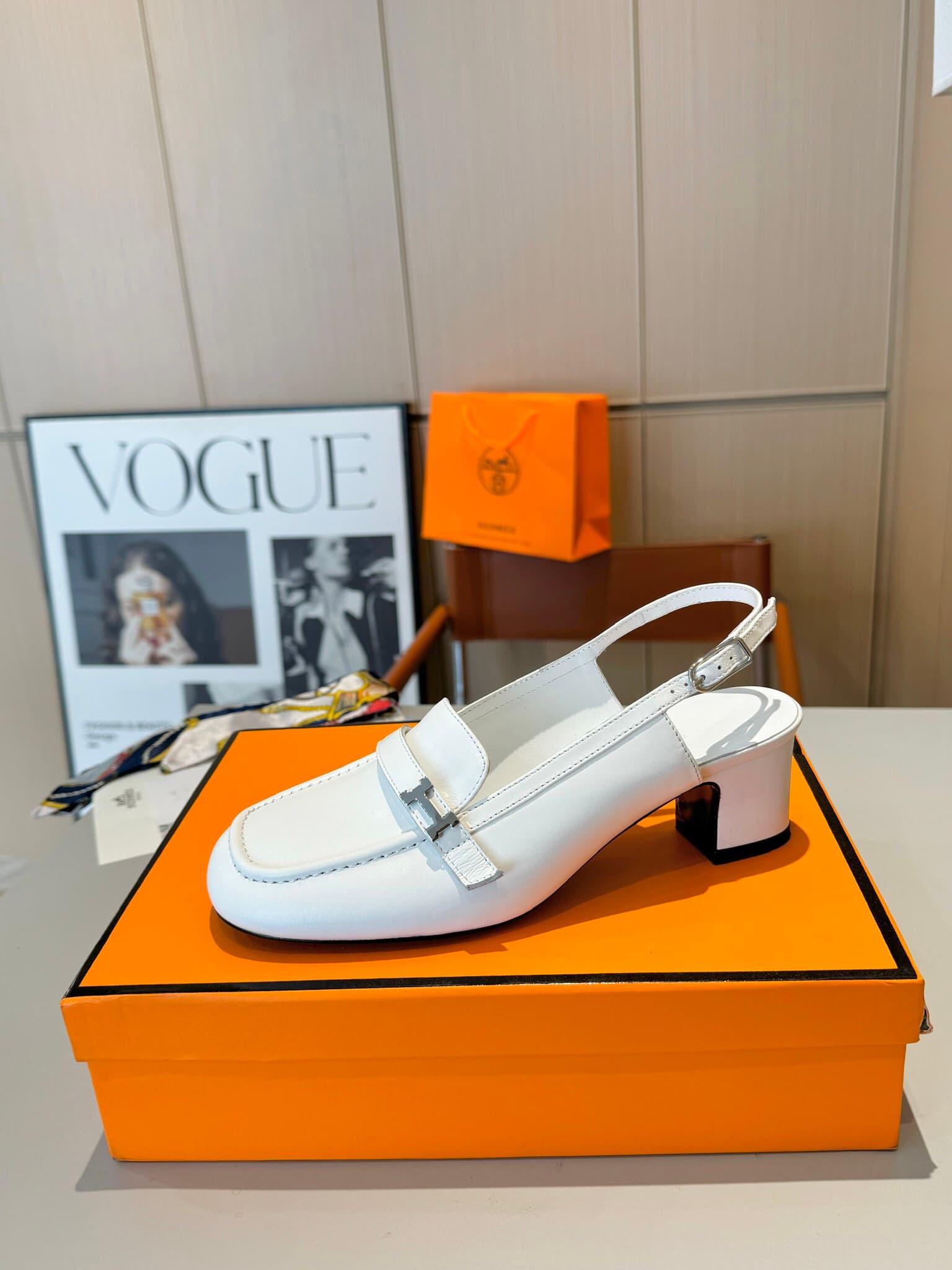 D8024 Hermès Groupie square-toe H-closure Molee shoes, both semi-high and flat heel styles. The fit provided by the store is unmatched. These Molee shoes feature H-closure straps made of canvas and calf skin, along with mini silver Paris clasps and contra — image 1
