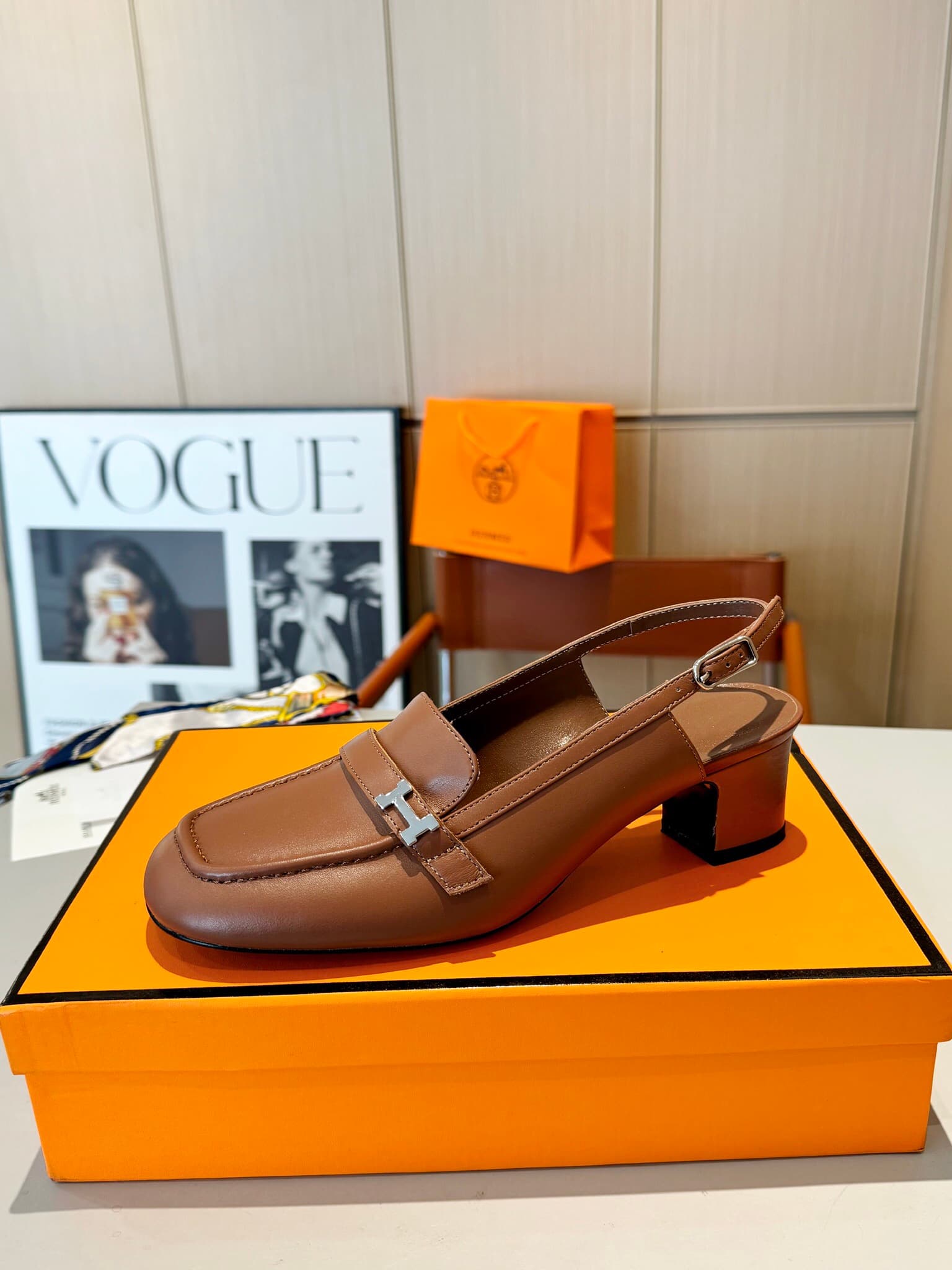 D8023 Hermès Groupie square-toe H-closure mules – semi-high heels and flat heels. The fit provided by the store is unparalleled. These mules feature H-closure closures made of canvas and calfskin, along with mini silver Paris clasps and contrasting trim.