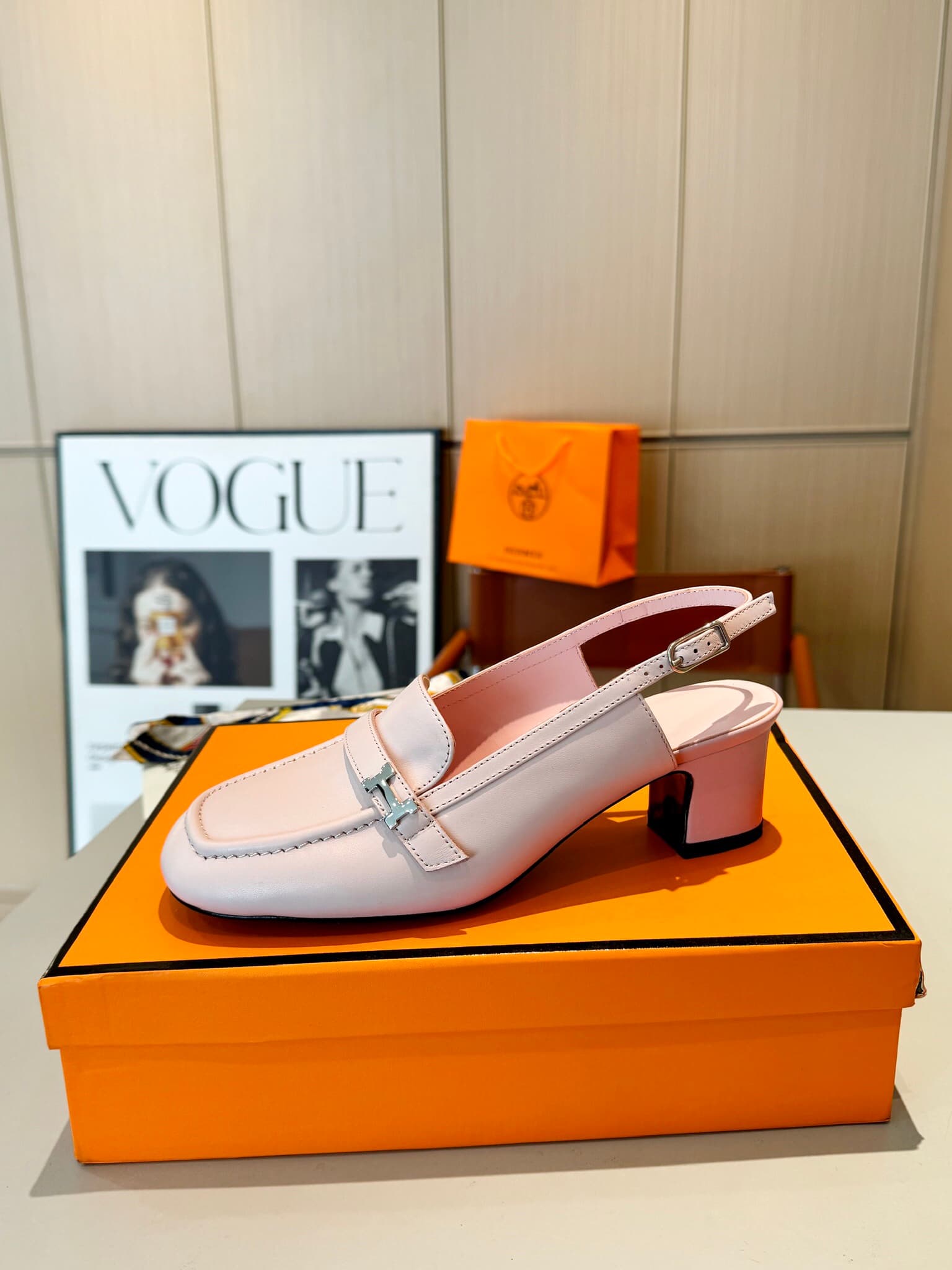 D8021 Hermès Groupie with square-toe H-closure Mules – semi-high heels and flat heels. The fit provided by the store is unbeatable. The Groupie Mules feature H-closure burlap and calf leather, along with mini silver Paris clasps and contrasting edging. Th