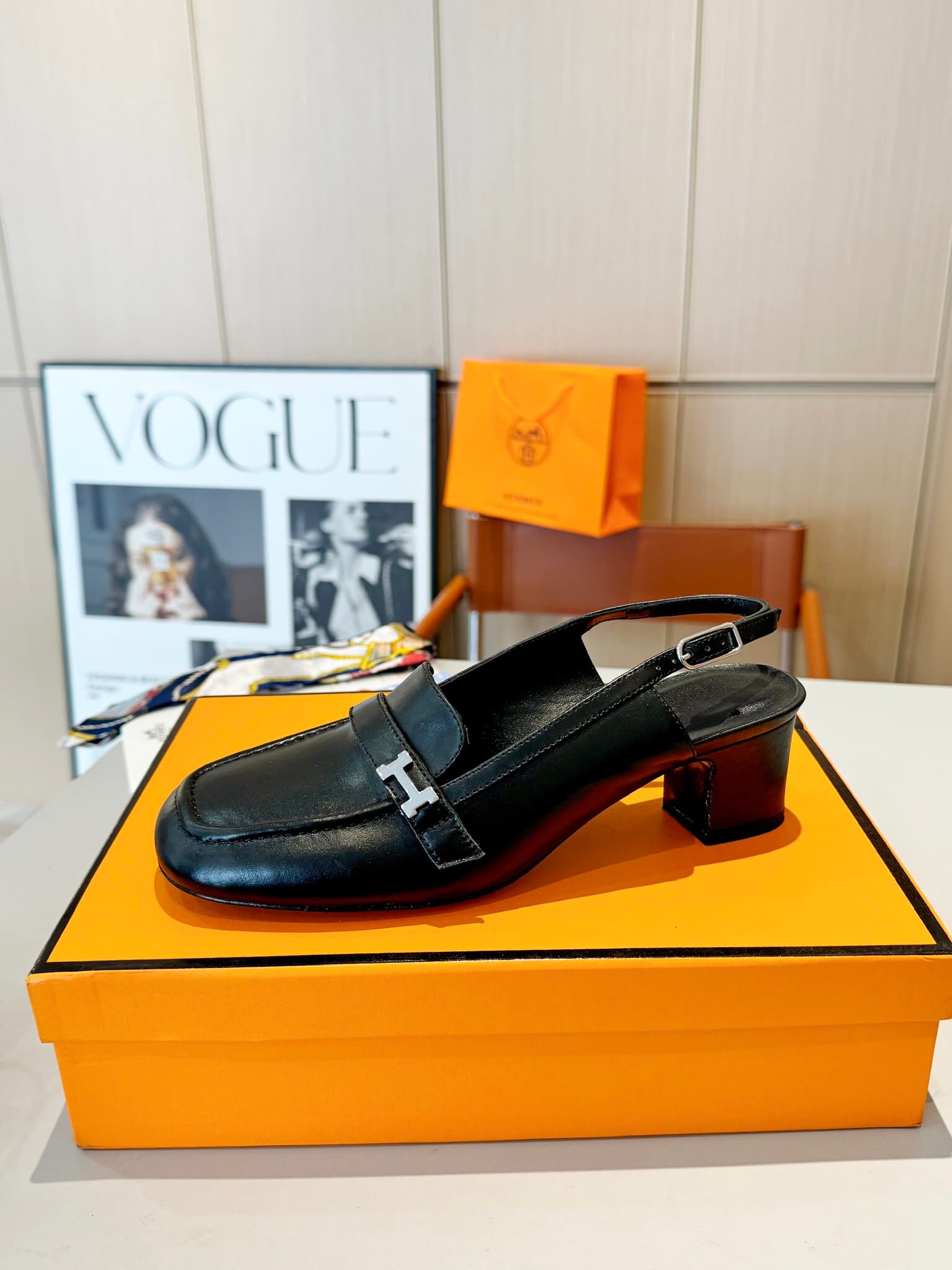 D8022 Hermès Groupie “Fang Tou H Button” Mules – semi-high heels and flat heels. The fit provided by the store is unparalleled. These Mules feature canvas and calfskin materials, along with mini silver Paris button details and contrasting edges. The actua