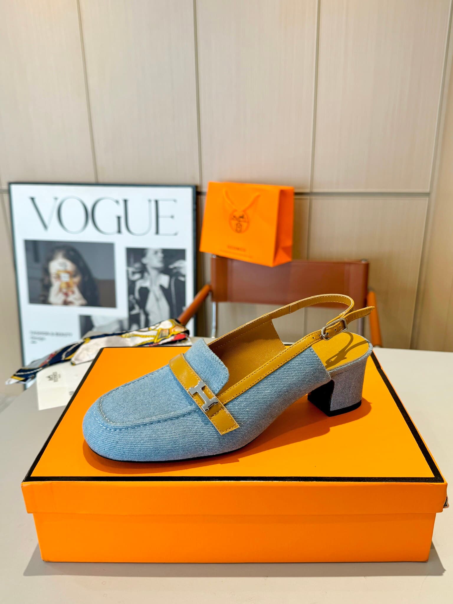 D8020 Hermès Groupie square-toe H-button Mule shoes with semi-high and flat heels; the fit provided by the store is unparalleled. The Groupie Mule shoes feature H-button designs, paired with canvas and calfskin materials, along with mini silver Paris butt — image 1