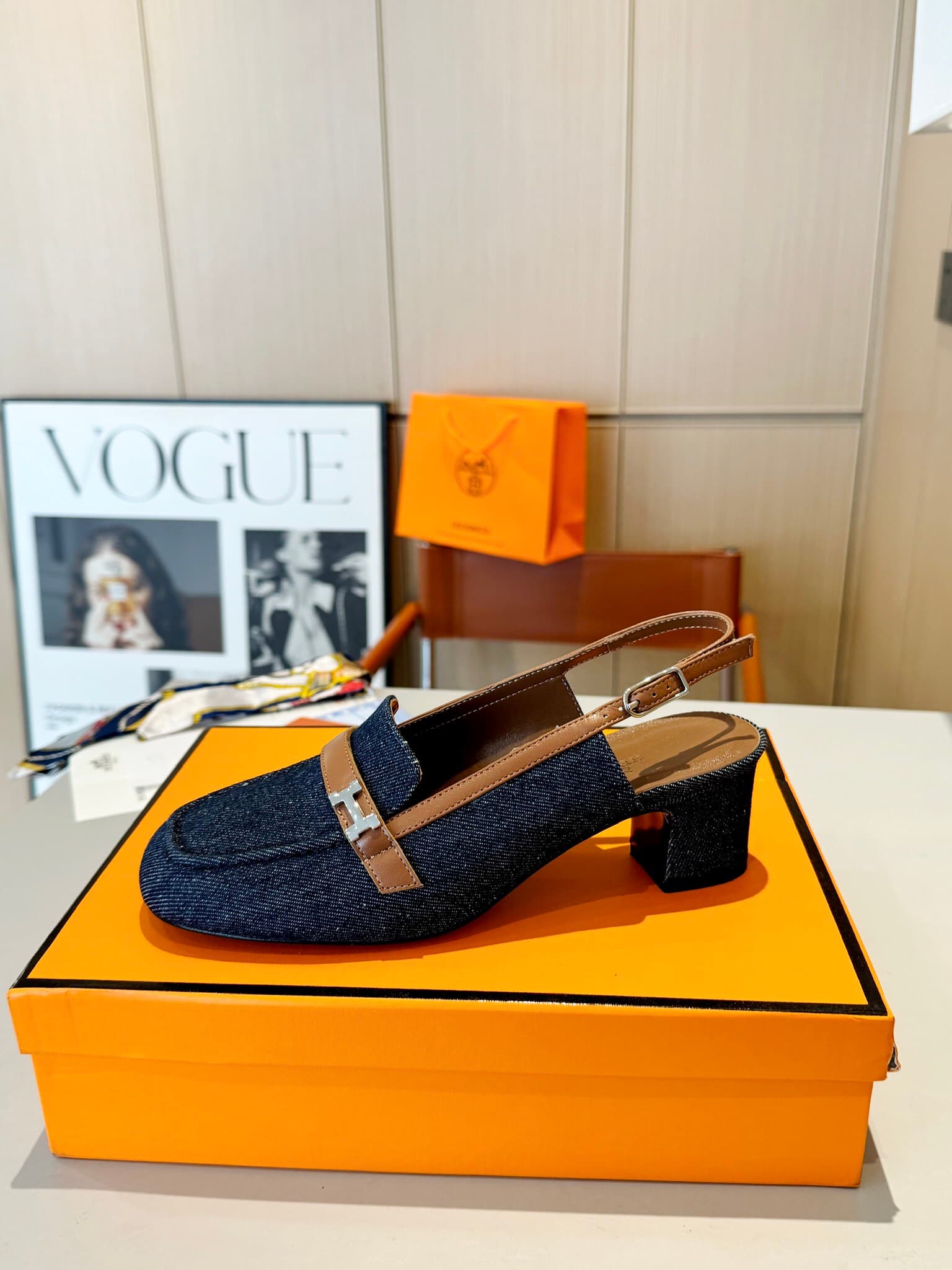 D8019 Hermès Groupie square-toe H-button mules with semi-high heels and flat heels; the fit provided by the store is unparalleled. The Groupie mules feature H-button design, canvas or calfskin uppers, mini silver Paris buttons, and contrasting trim. The a
