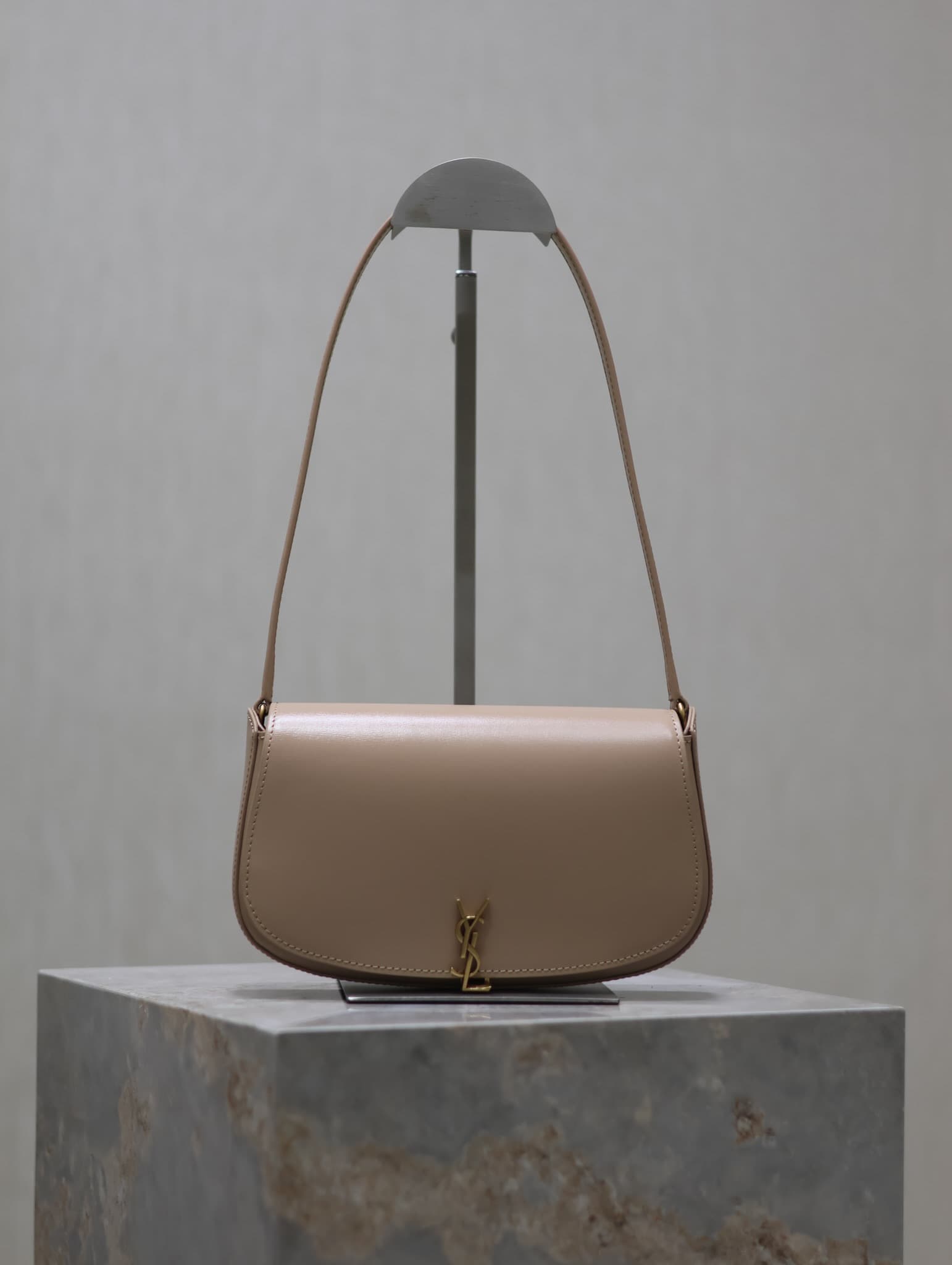 C8588 /Green lacquered leather· — image 1
