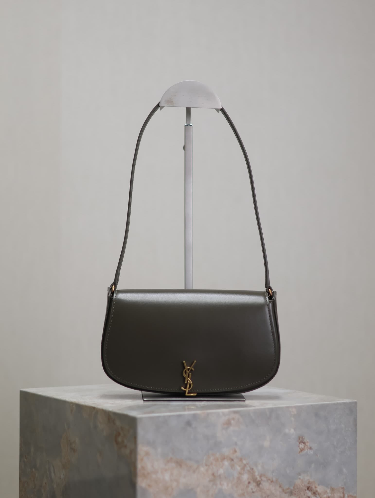 C8584 /Green lacquered leather· — image 1