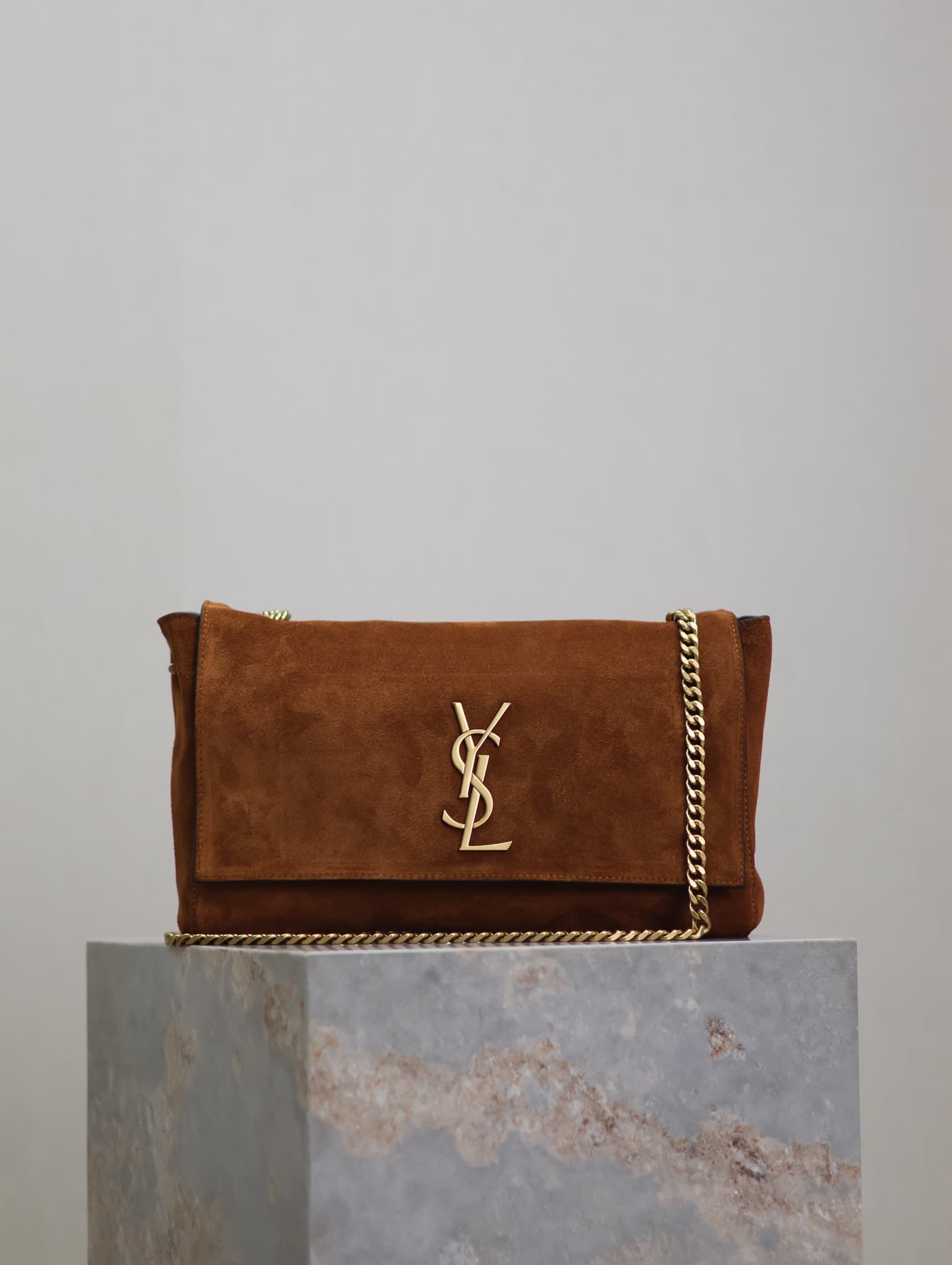 C8574 Black crocodile pattern / tan sisal leather. — image 1