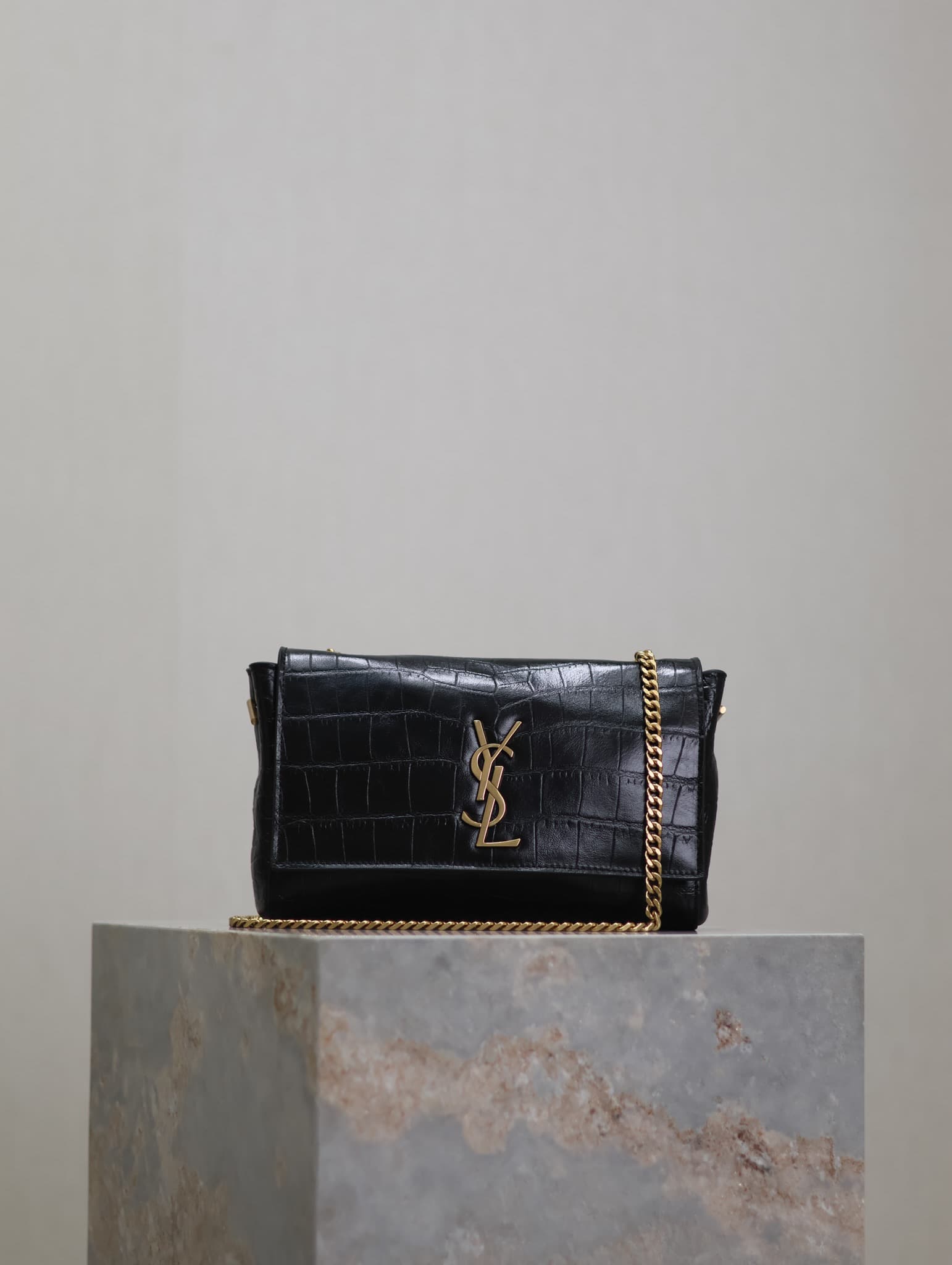 C8575 Black crocodile pattern / ochre suede — image 1