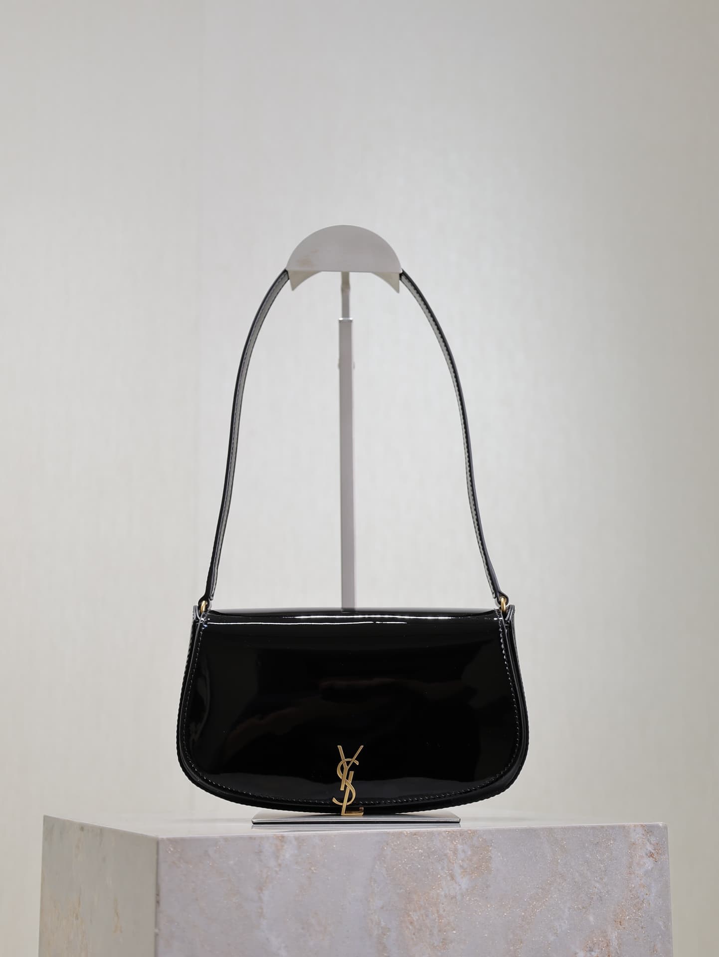 C8594 /Green lacquered leather· — image 1