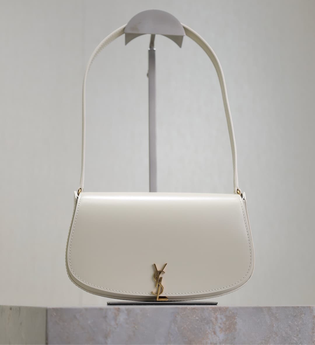 C8587 /Green lacquered leather· — image 1