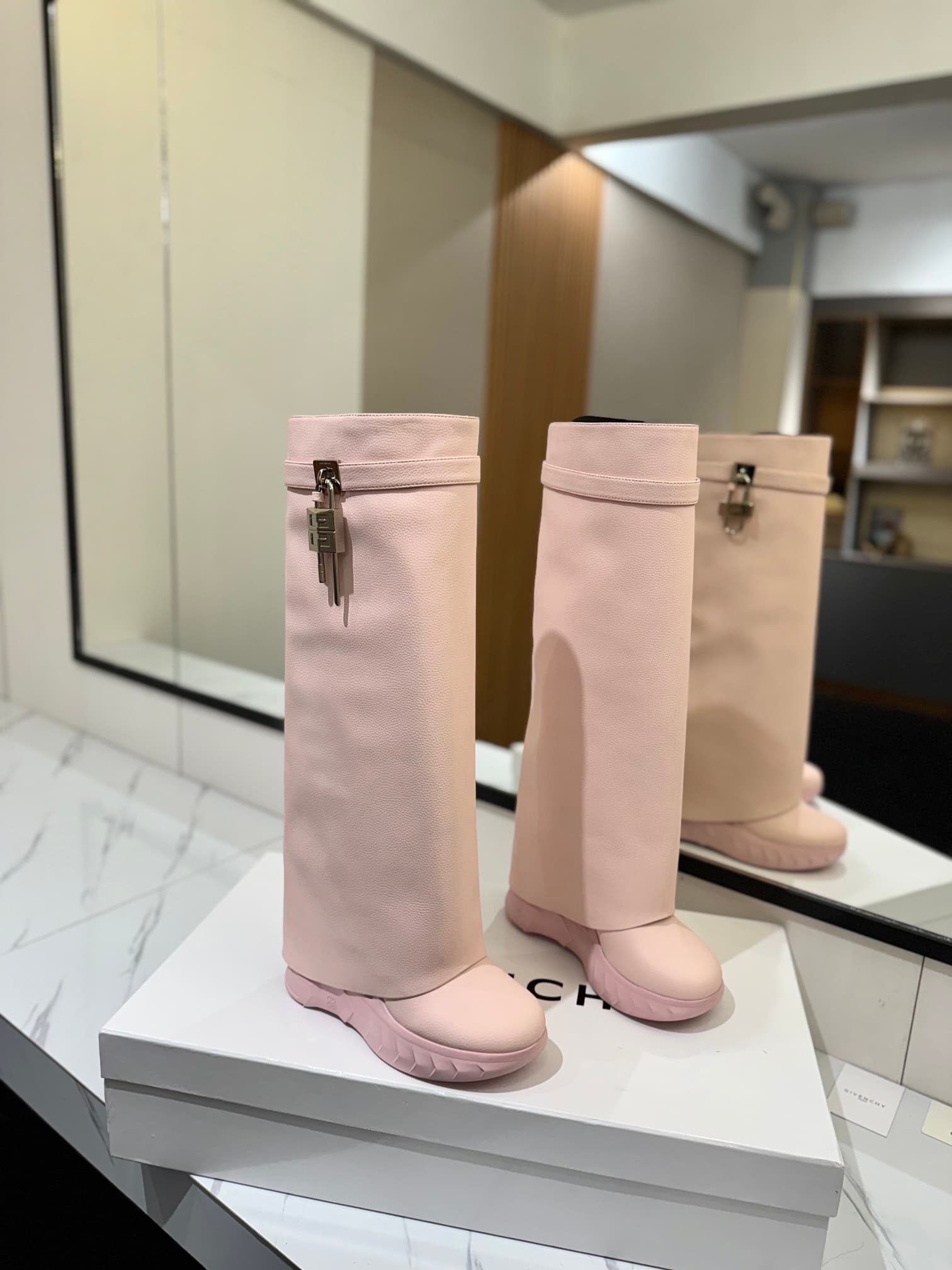 D6615 💰 GIVENCHY QZKEEP 0X0ZX new model high-top boots with a height increase, perfect for showing off slim legs 2024 — image 1