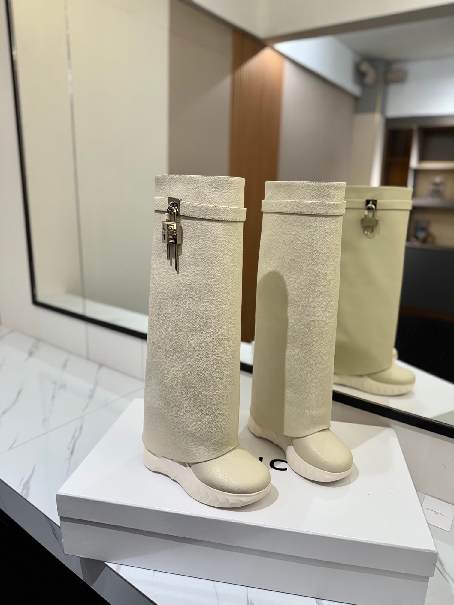D6614 💰 GIVENCHY QZKEEP 0X0ZX new model high-top shoes with a height increase, slim-fit, shark-shaped boots 2024 — image 1