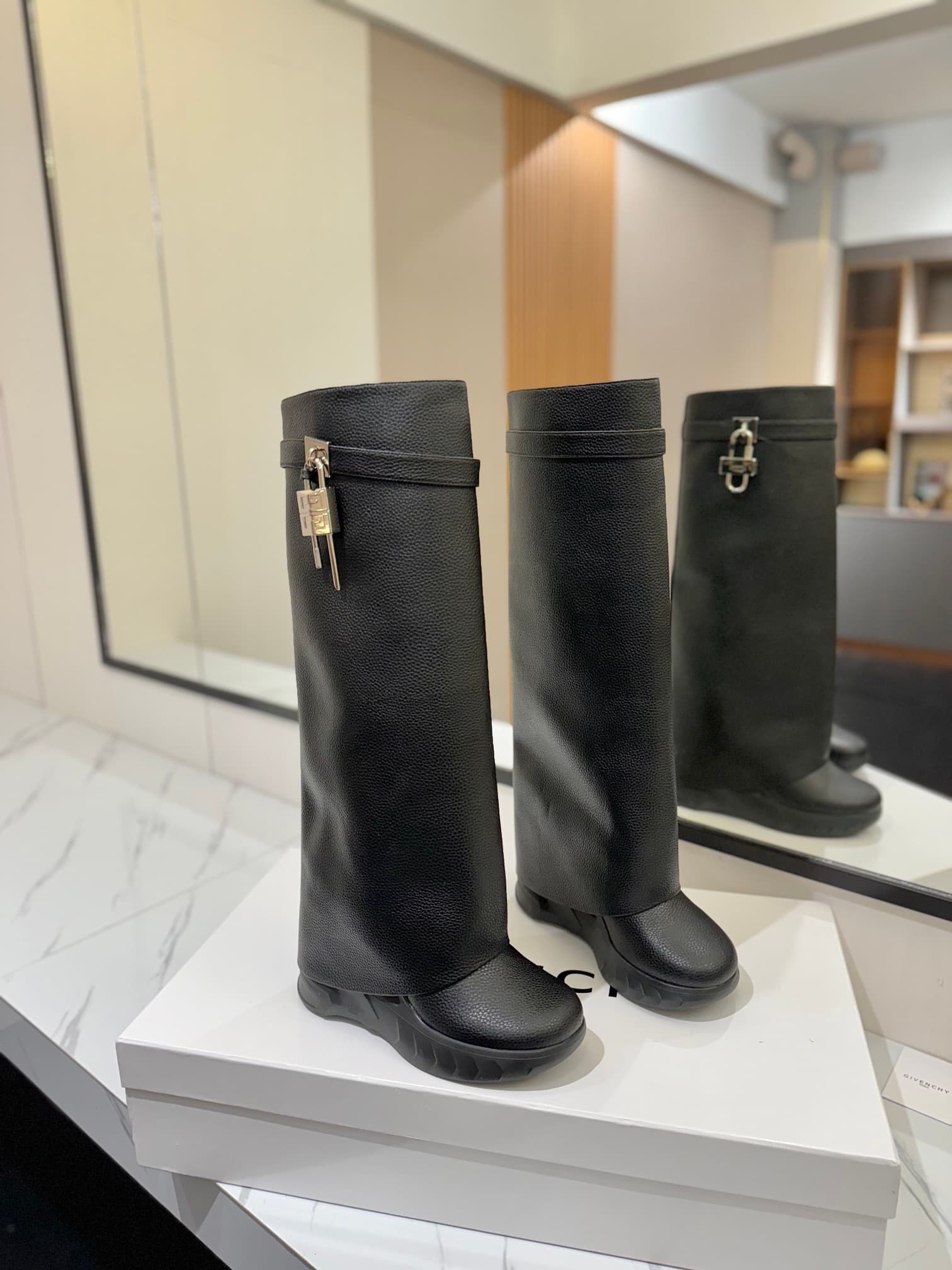 D6613 💰 GIVENCHY QZKEEP 0X0ZX new model – high-top boots with a slimming effect and shark-like shape 2024 — image 1