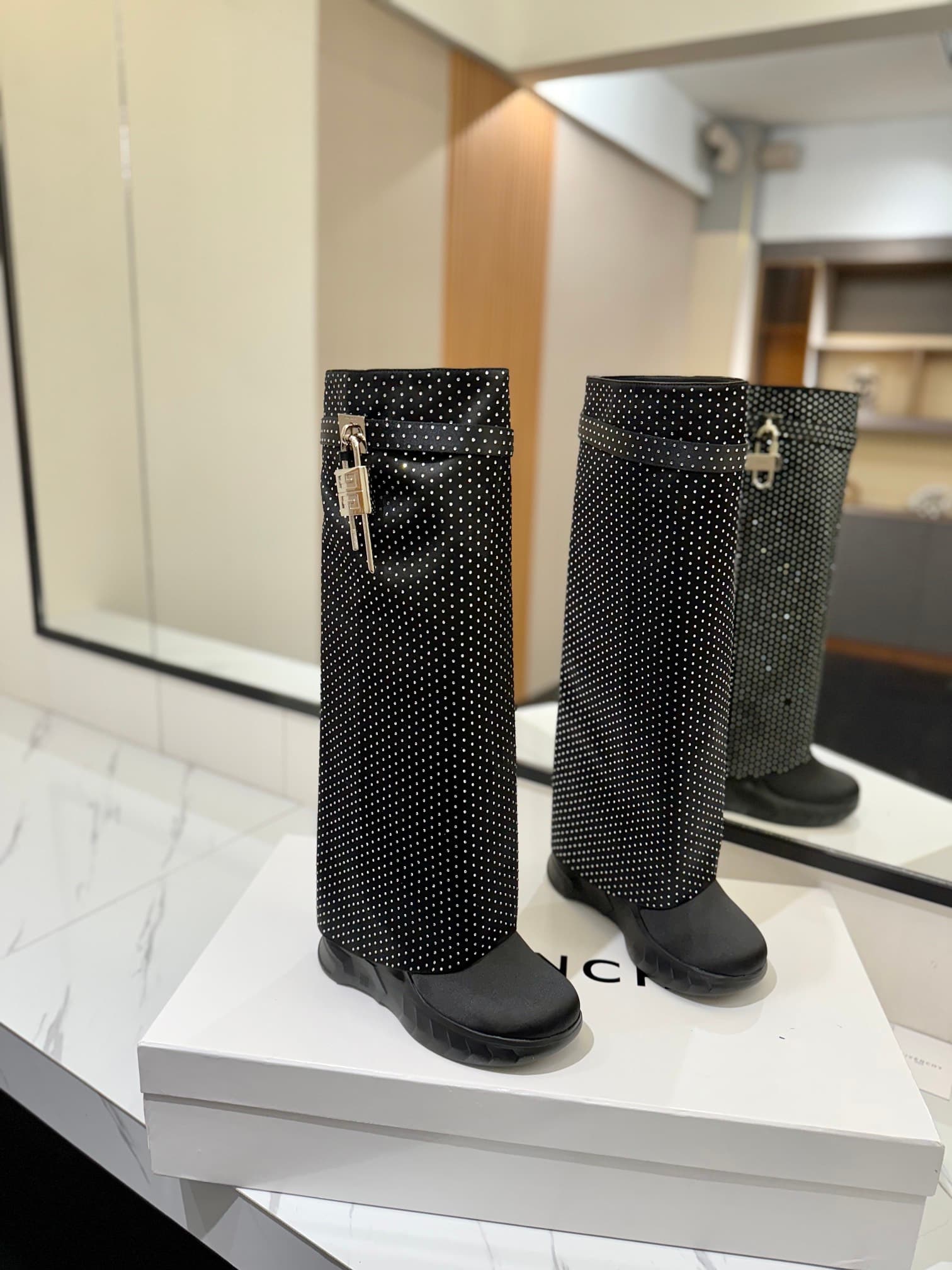 D6612 💰 GIVENCHY QZKEEP 0X0ZX new model high-top boots with a height increase, designed to create a slimmer look 2024 — image 1