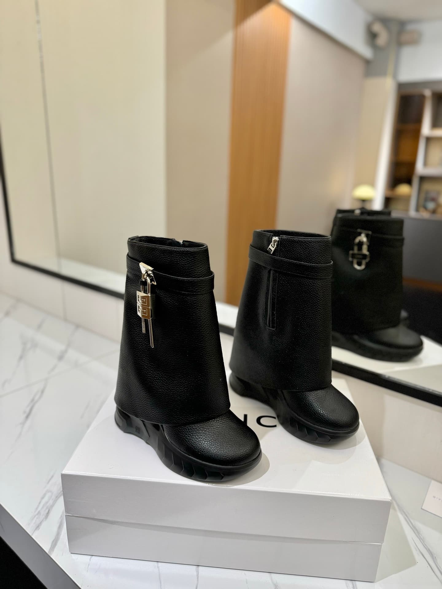 D6611 💰 GIVENCHY QZKEEP 0X0ZX new model – height-increasing shoes with a slim fit, shark-shaped design 2023 — image 1