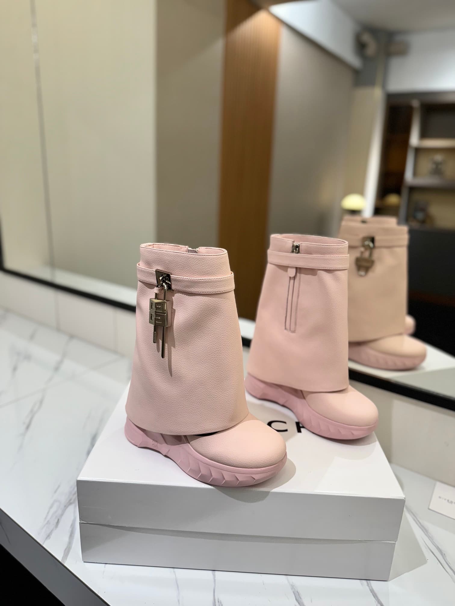 D6610 💰 GIVENCHY QZKEEP 0X0ZX new model: platformed shoes that increase height and help create a slimmer appearance, shark-shaped boots 2023 — image 1