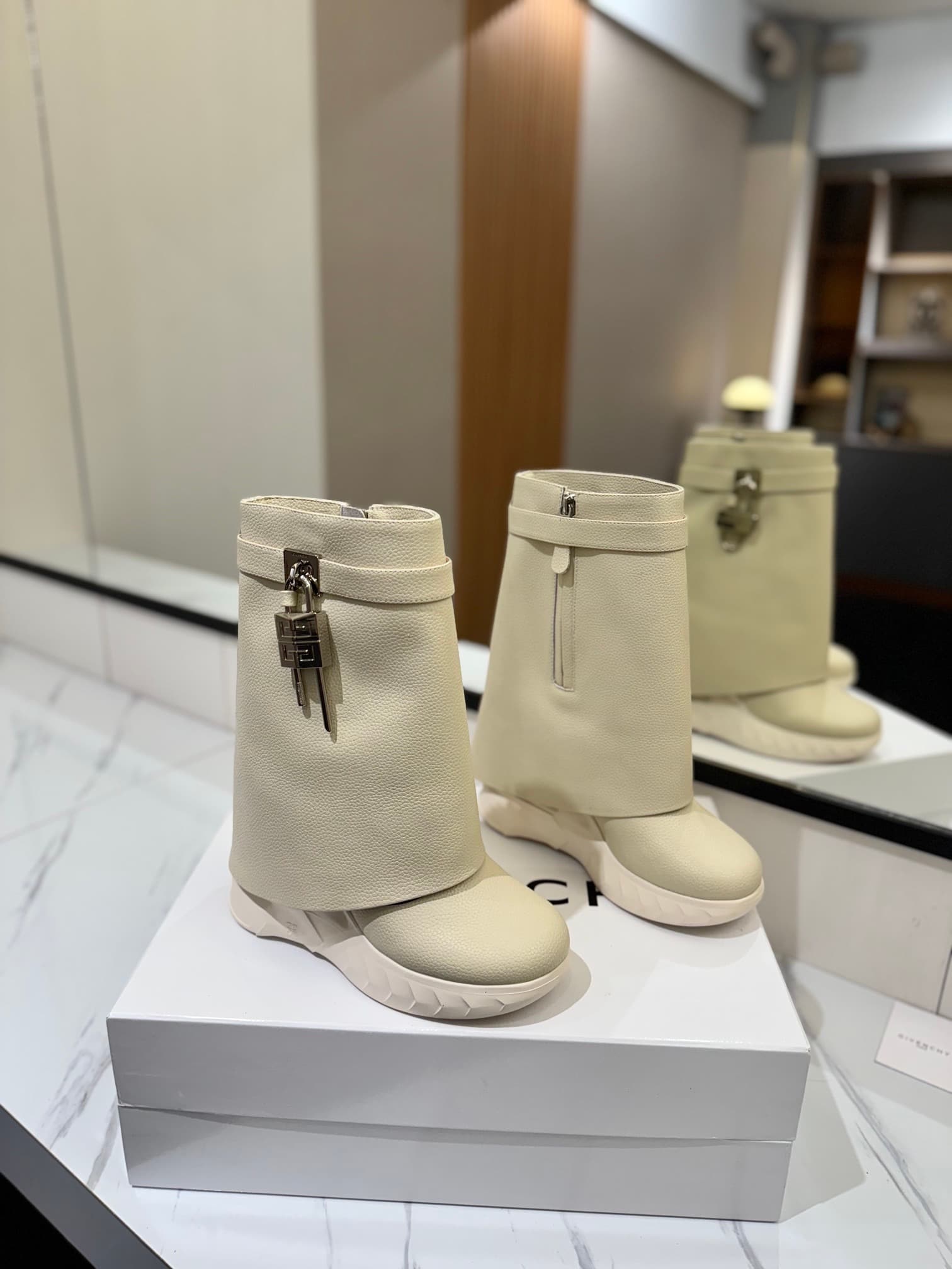 D6609 💰 GIVENCHY QZKEEP 0X0ZX new model – height-increasing shoes with a slim fit, shark-like shape 2023 — image 1