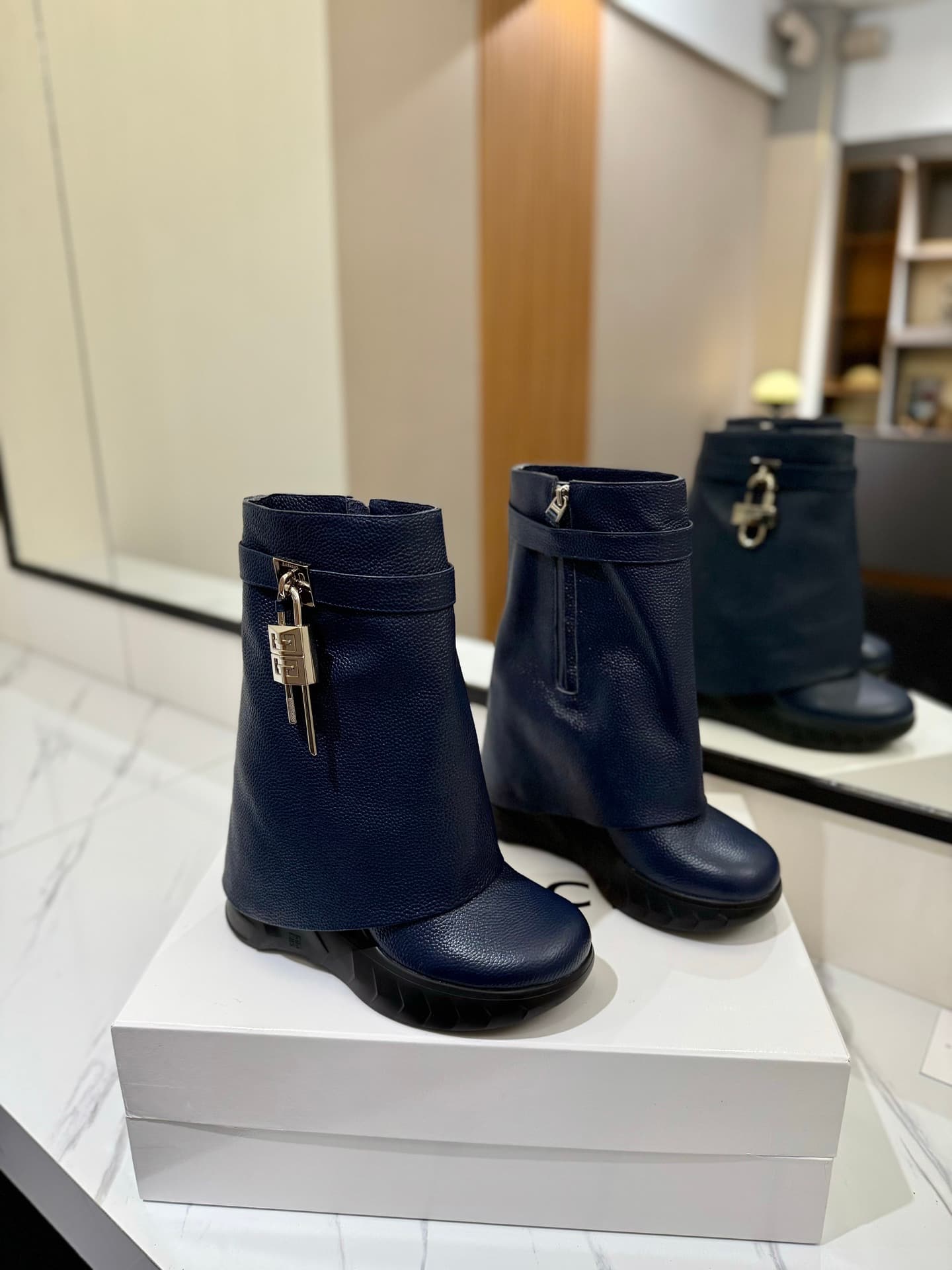 D6608 💰 GIVENCHY QZKEEP 0X0ZX new model high-top shoes with a height increase, designed to accentuate the slimness of the feet 2023 — image 1