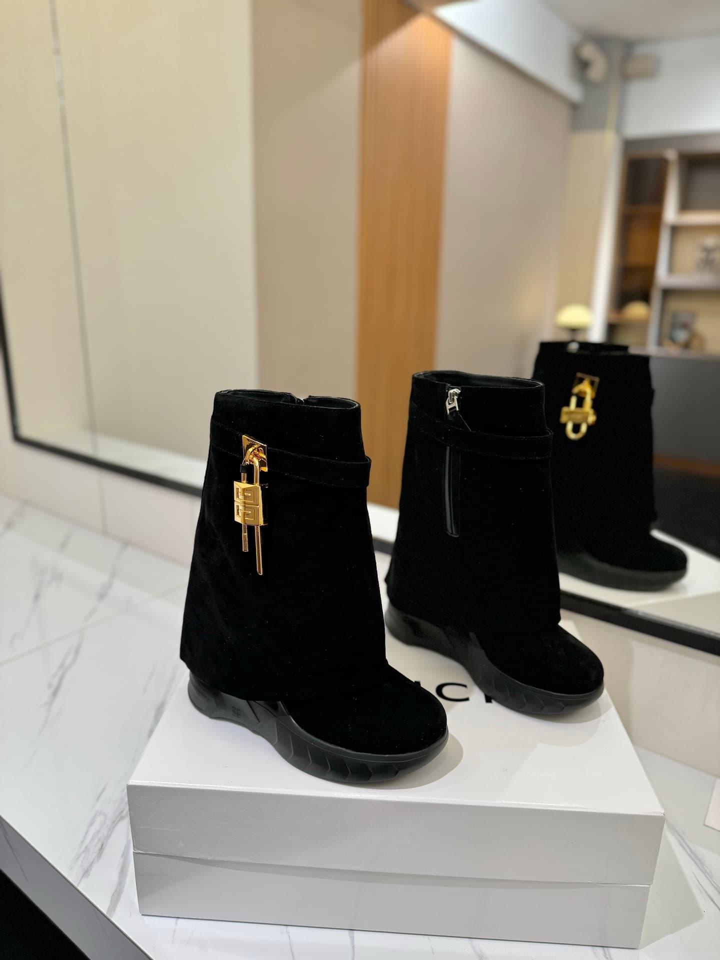 D6607 💰 GIVENCHY QZKEEP 0X0ZX new model high-top boots with a height increase, designed to accentuate a slimmer silhouette 2023 — image 1