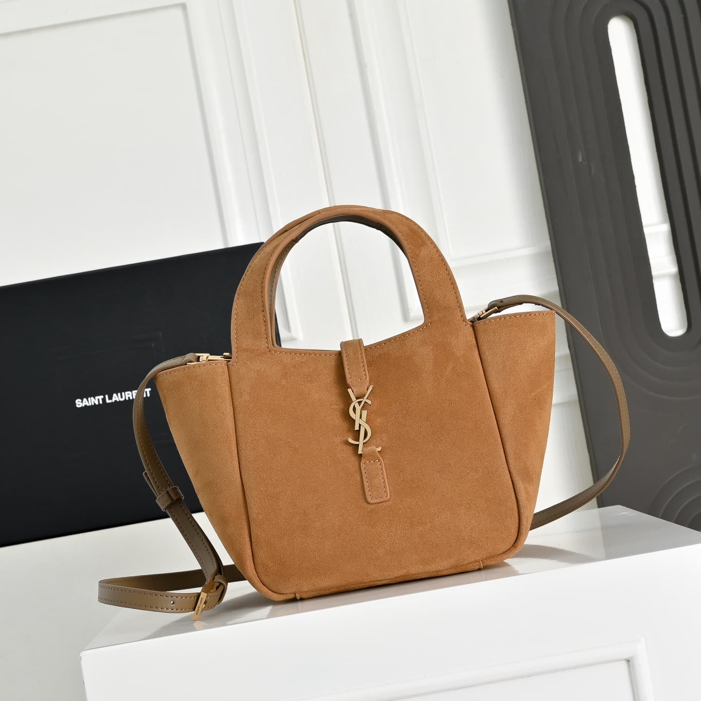 C8556 .𝗟𝗘 𝟱 𝗔𝟳 𝗕𝗔𝗕𝗬 𝗕𝗘𝗔 suede handbag🆕 Mini crossbody style — image 1