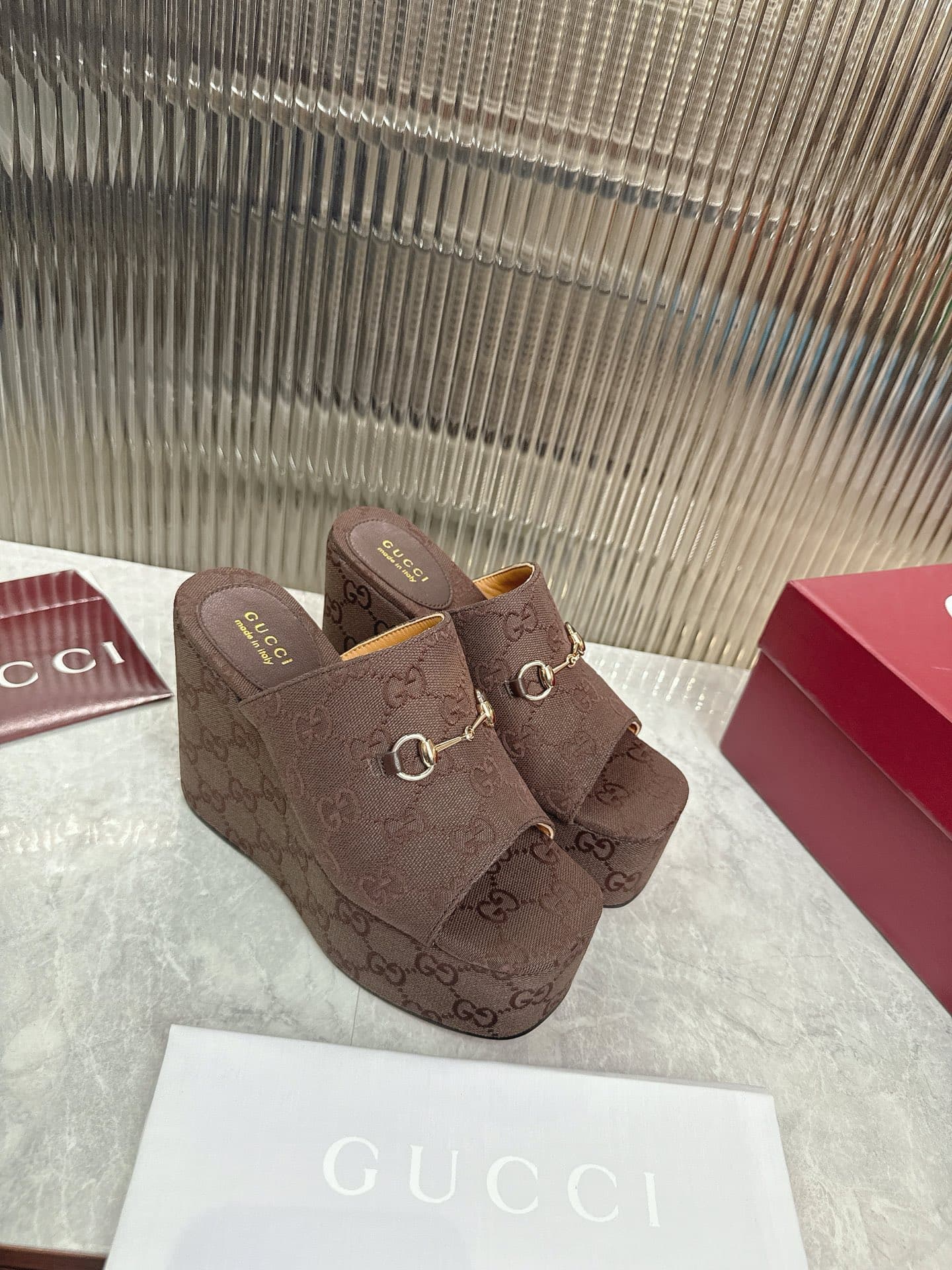 D7104 👑 💰 Women’s cool slippers with horse-bit-shaped wedge-shaped heels. — image 1