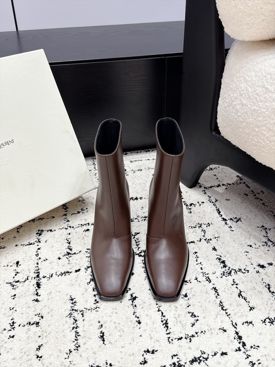 D12064 SAINT LAURENT Saint Laurent 26/ Classic thick-heel metal buckle boots