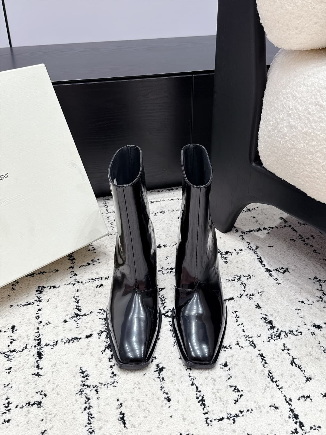D12061 SAINT LAURENT Saint Laurent 26/ Classic thick-heel metal-closure boots