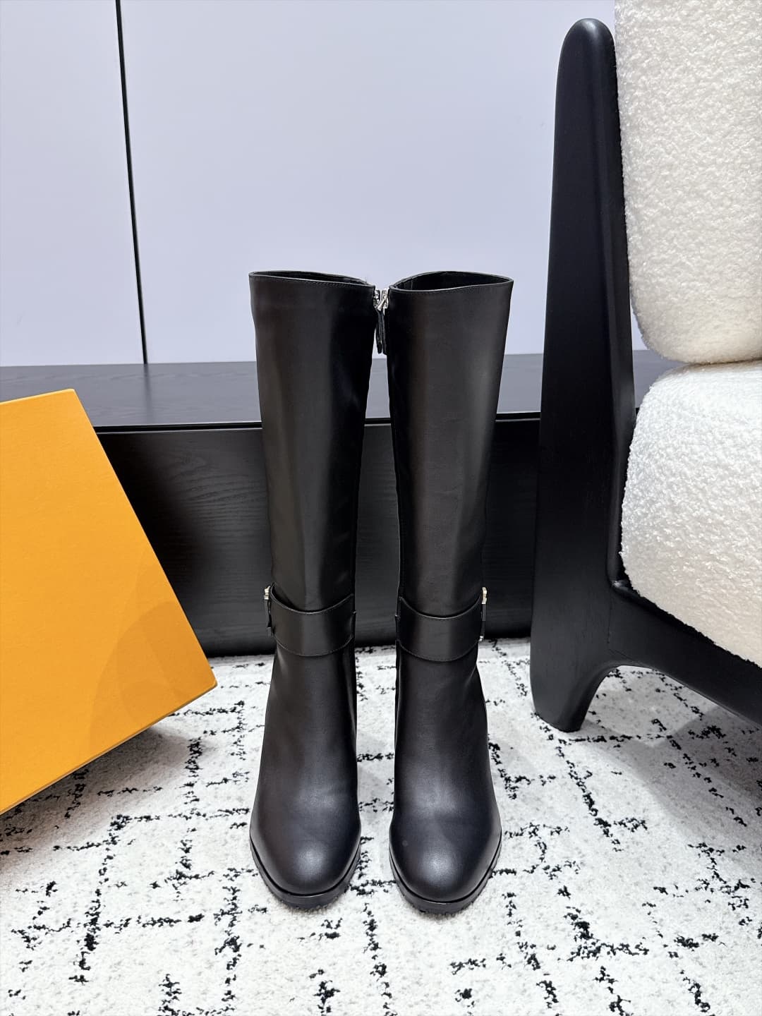 D8878 Louis Vuitton 26/ Latest model Midtown thick-toe high-top boots — image 1