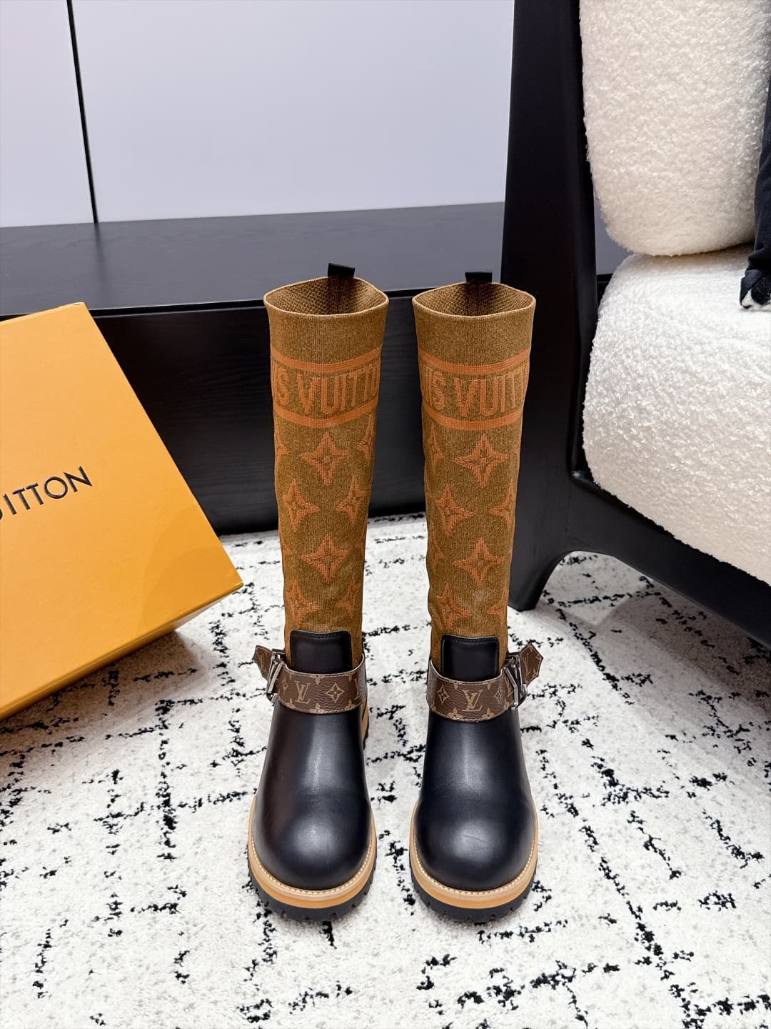D8778 LOUIS VUITTON 26/ New Martin Boots, Chelsea Women’s Boots — image 1