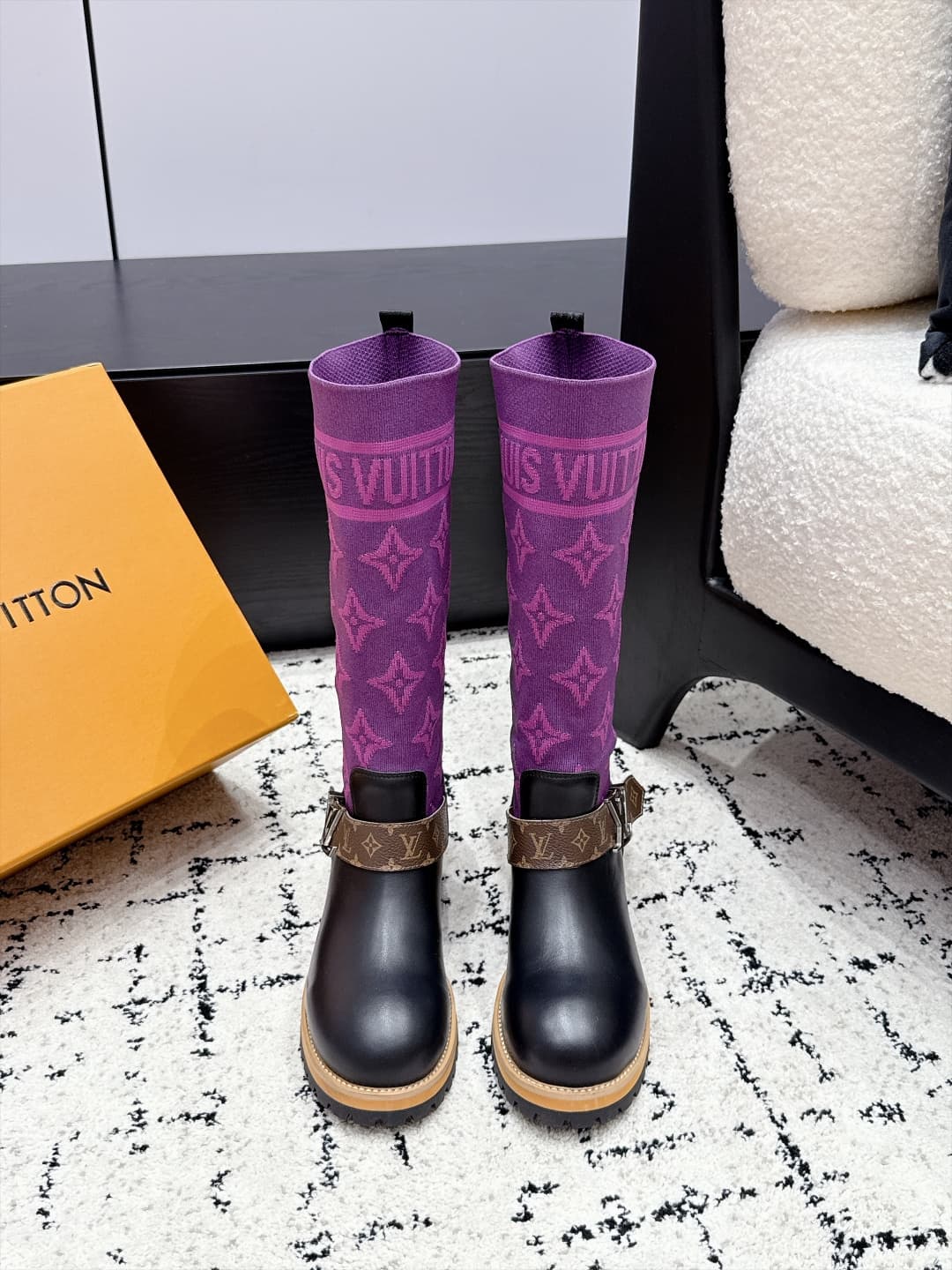 D8780 LOUIS VUITTON 26/ New Martin Boots, Chelsea Women’s Boots — image 1