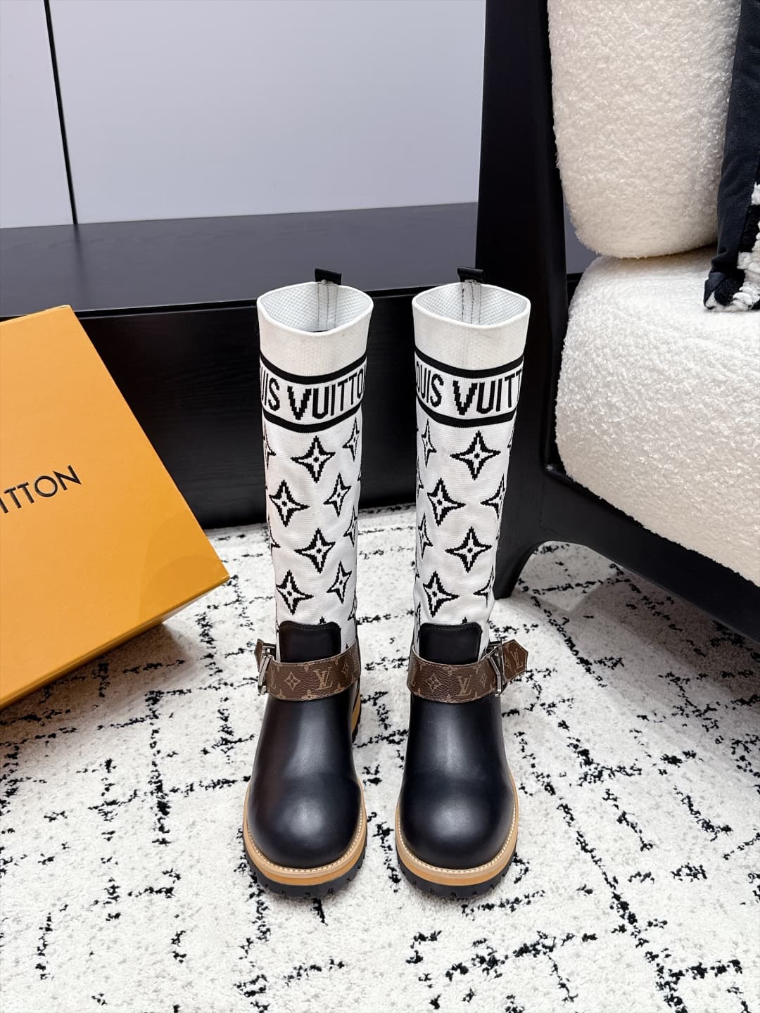 D8779 LOUIS VUITTON 26/ New Martin Boots, Chelsea Women’s Boots — image 1