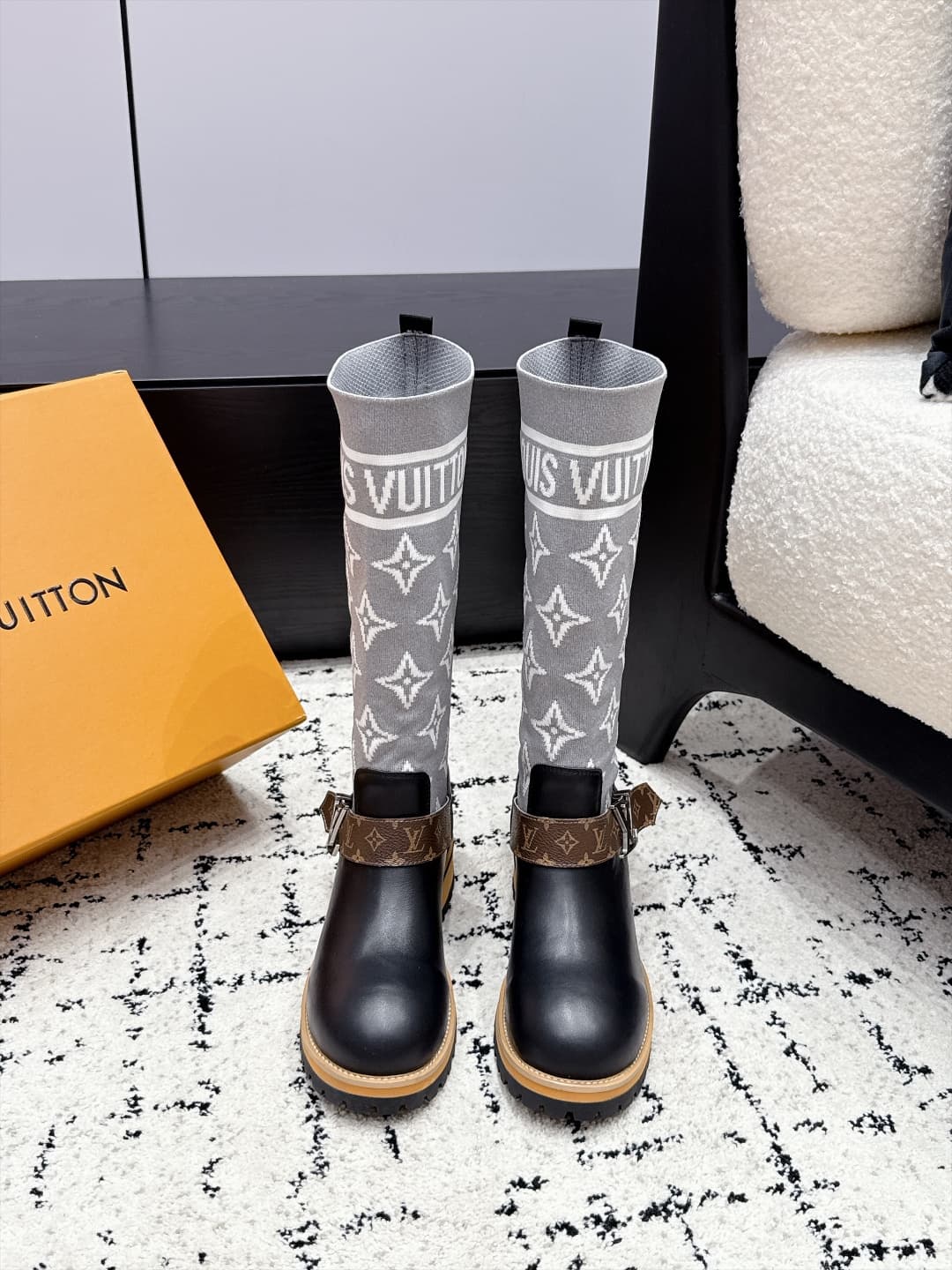 D8777 LOUIS VUITTON 26/ New Martin Boots, Chelsea Women’s Boots — image 1