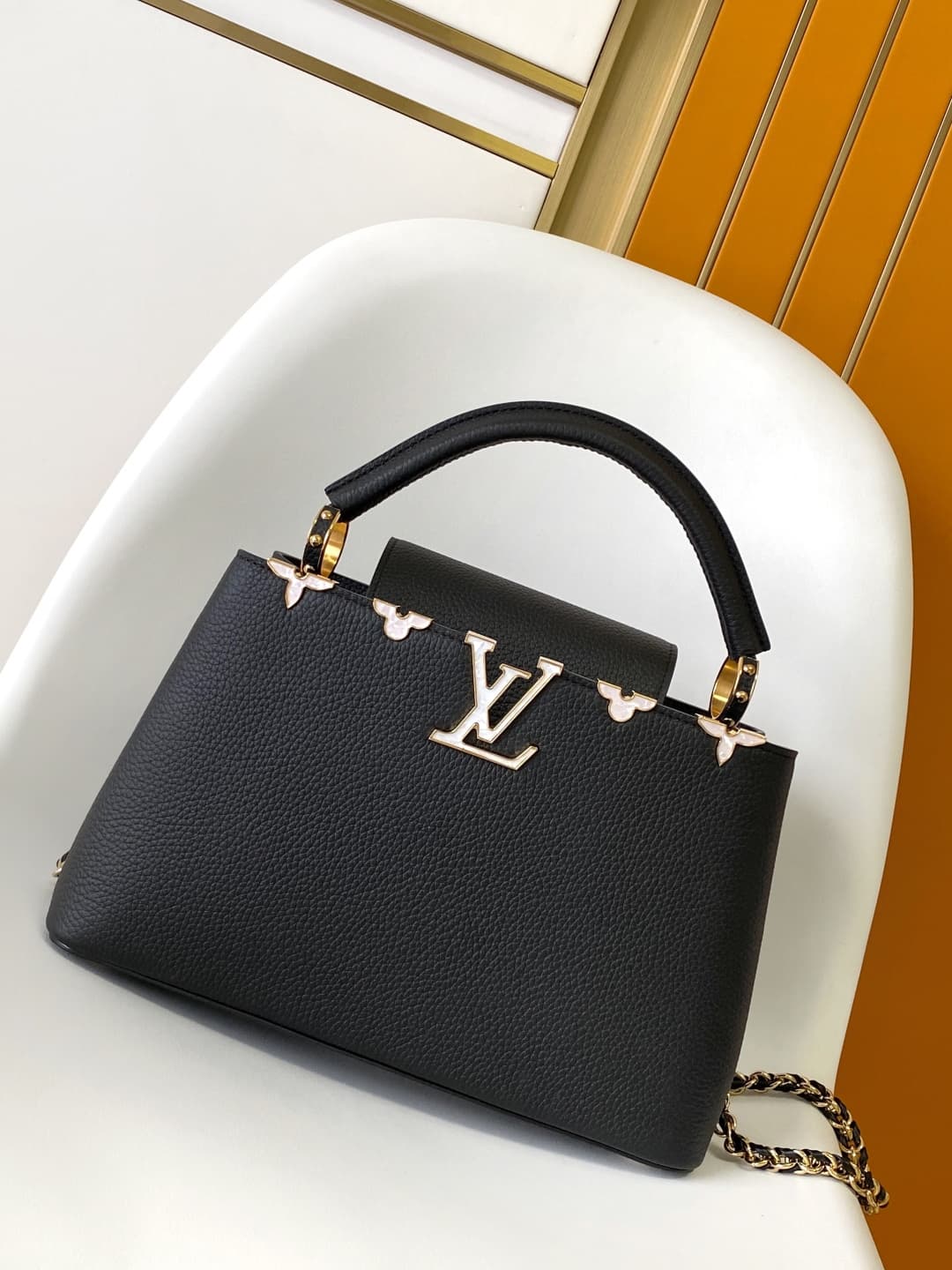 C5128 💰 M10169 M10168 M10167 M10166 High-quality original items; dynamic 163. This medium-sized Capucines handbag is made from rich Taurillon leather, with a glossy shell texture that features the Monogram floral pattern. The elegant colors and delicate f — image 1