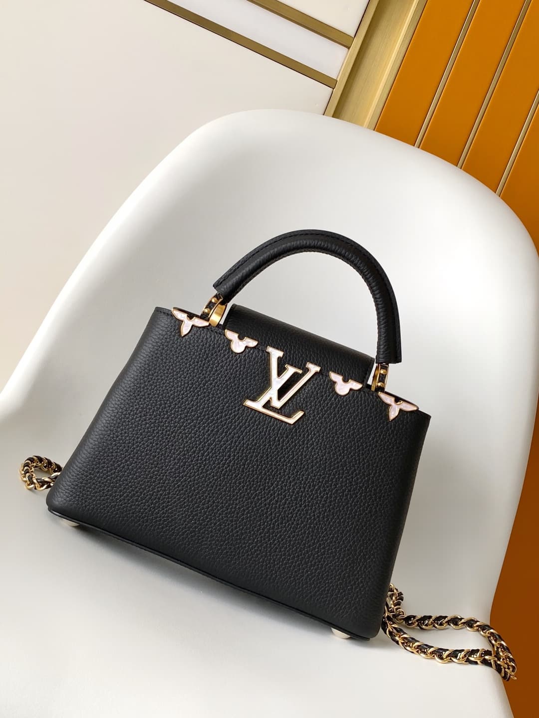 C5129 💰 M10169 M10168 M10167 M10166 High-quality original items; dynamic 163. This medium-sized Capucines handbag is made from rich Taurillon leather, with a shiny shell-like texture on the upper edge, and the Monogram floral pattern adds a elegant touch. — image 1