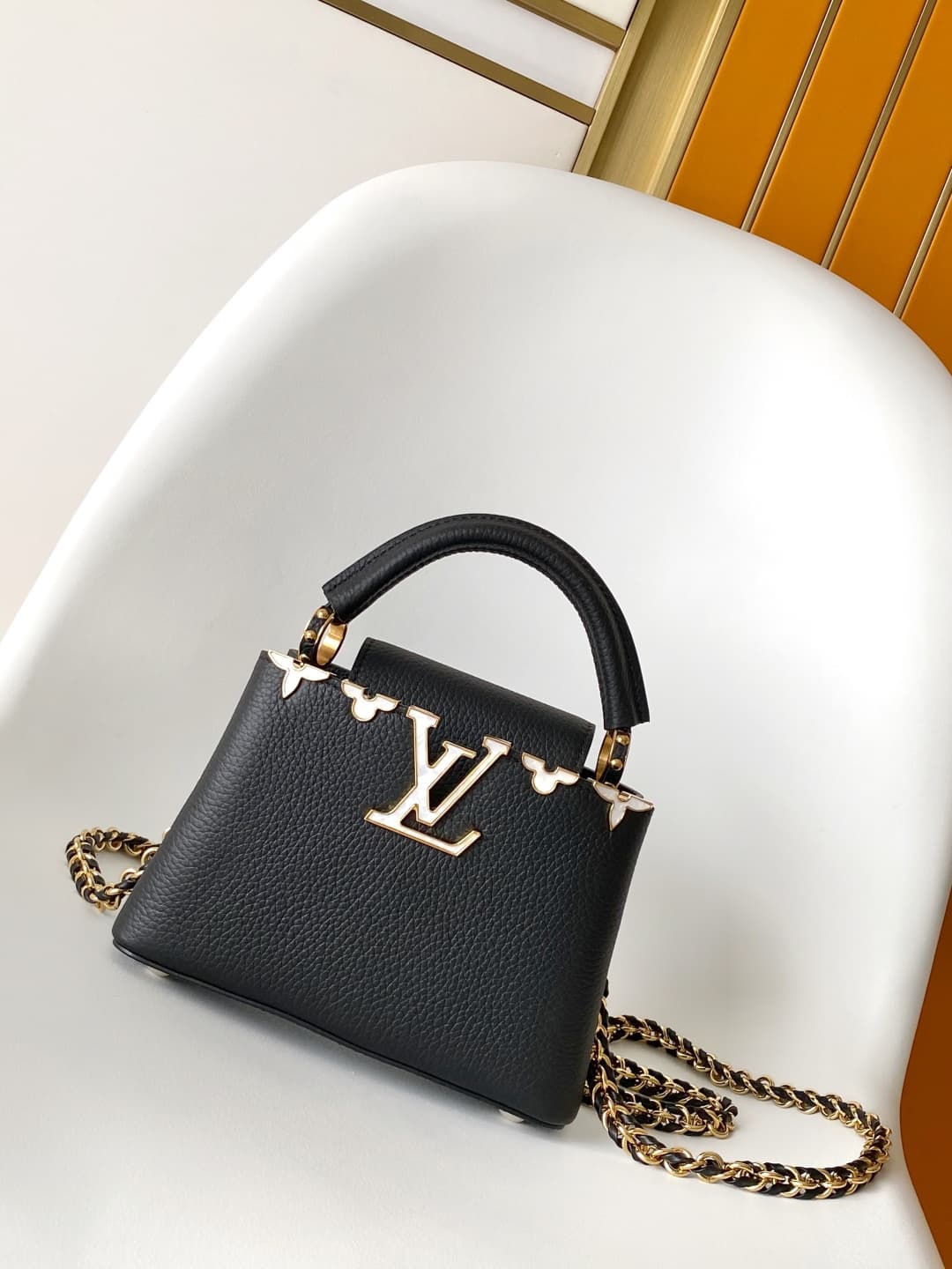 C5130 💰 M10169 M10168 M10167 M10166 High-quality original items; dynamic 163. This medium-sized Capucines handbag is made of rich Taurillon leather, with a glossy shell texture that features the Monogram floral pattern. The elegant colors and delicate flo — image 1