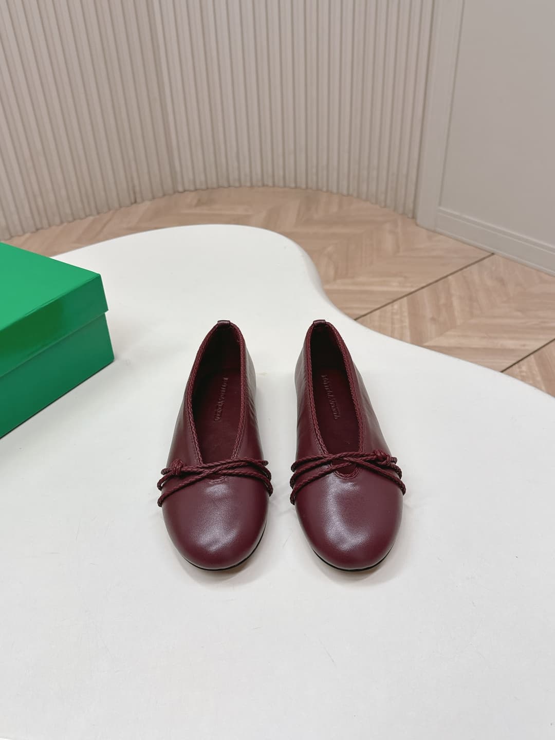 C208 BV 26 new product: Rosa Mary Jane ballet shoes. Bottega Veneta Rosa Mary Jane ballet shoes feature classic knitting techniques—vintage and playful ✨. With a flat design, they are perfect for daily commuting and casual wear. Comfortable and non-irrita — image 1