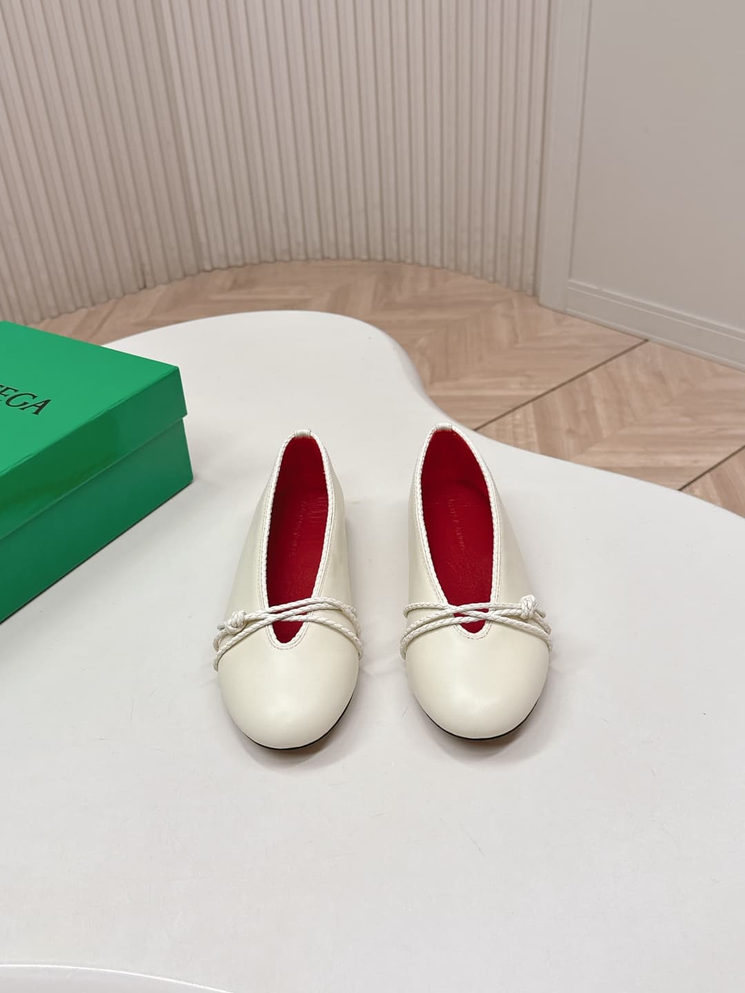 C207 BV 26 new product: Rosa Mary Jane ballet shoes. Bottega Veneta Rosa Mary Jane ballet shoes feature classic knitting techniques—vintage and fun at the same time ✨. With a flat design, they are perfect for daily commuting or casual wear. Comfortable an — image 1