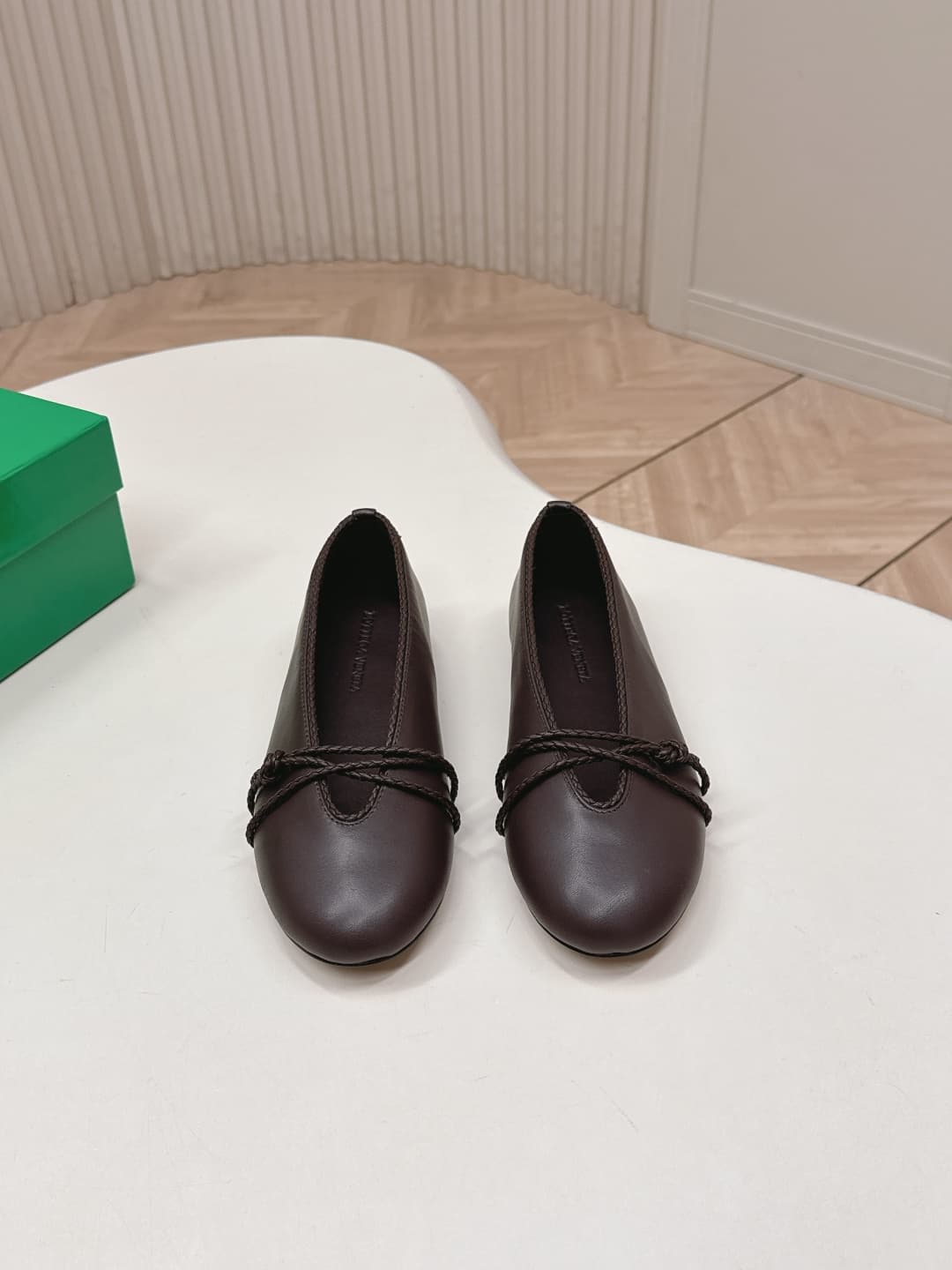 C206 BV 26 new product: Rosa Mary Jane ballet shoes. Bottega Veneta Rosa Mary Jane ballet shoes feature classic knitting techniques—vintage and playful✨. With a flat design, they are perfect for daily commuting and casual wear. Comfortable and non-squeaky — image 1