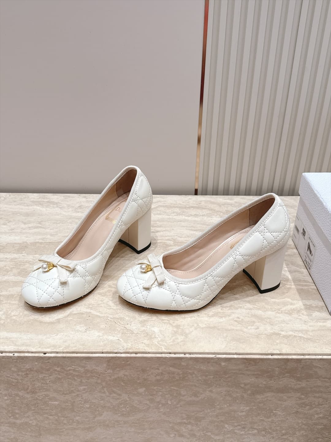D5916 Dior 26ss Early Autumn Collection – New design straps, pearls, and bow details mid-calf shoes — image 1