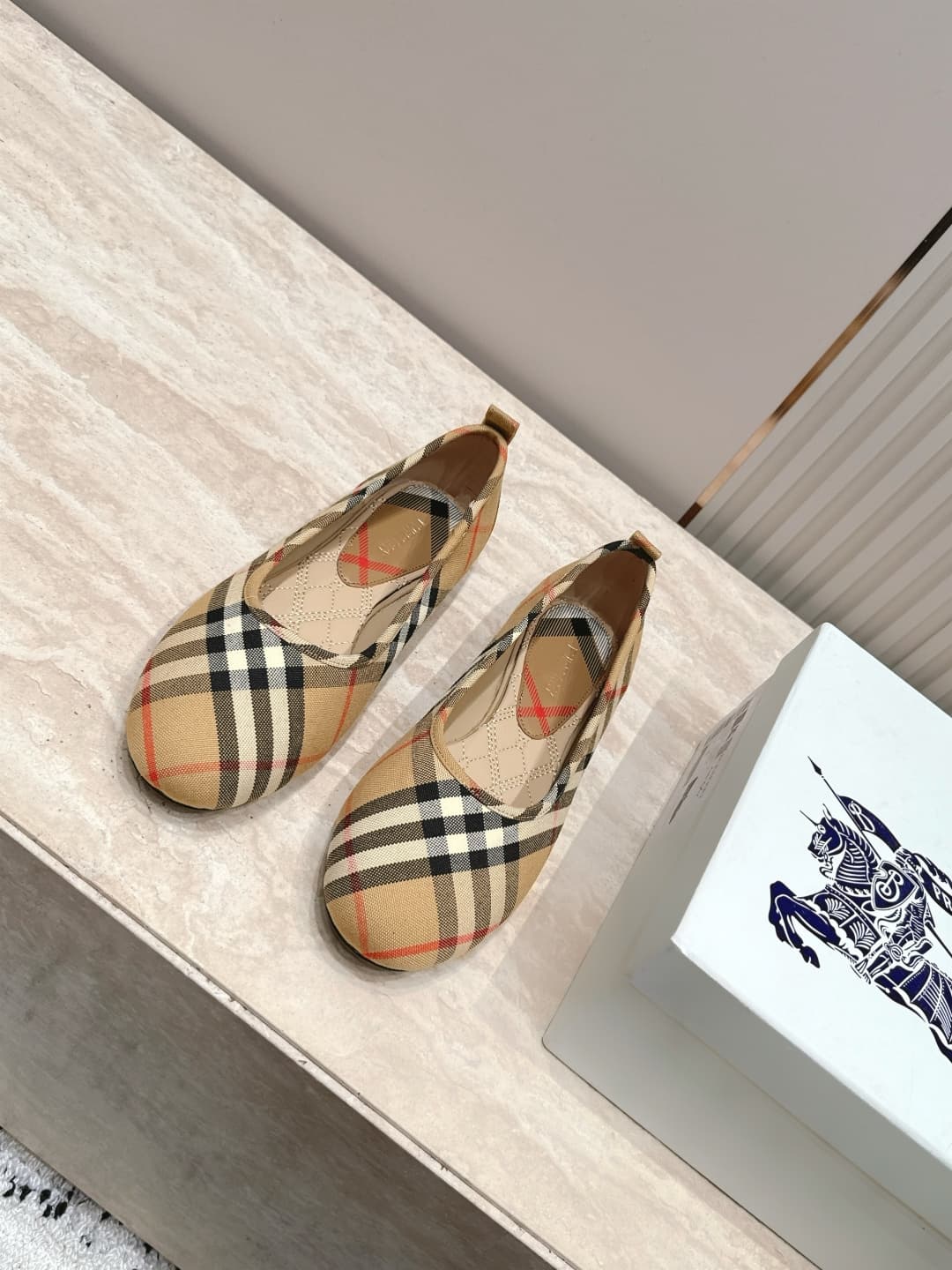 D3116 Burberry’s new F French fairy-tale Mary Jane flat shoes are ballet shoes designed for fashion shows. They look absolutely stunning; they reinterpret the classic, iconic style in a fresh way. The unique design and classic brand stripes give them an e — image 1