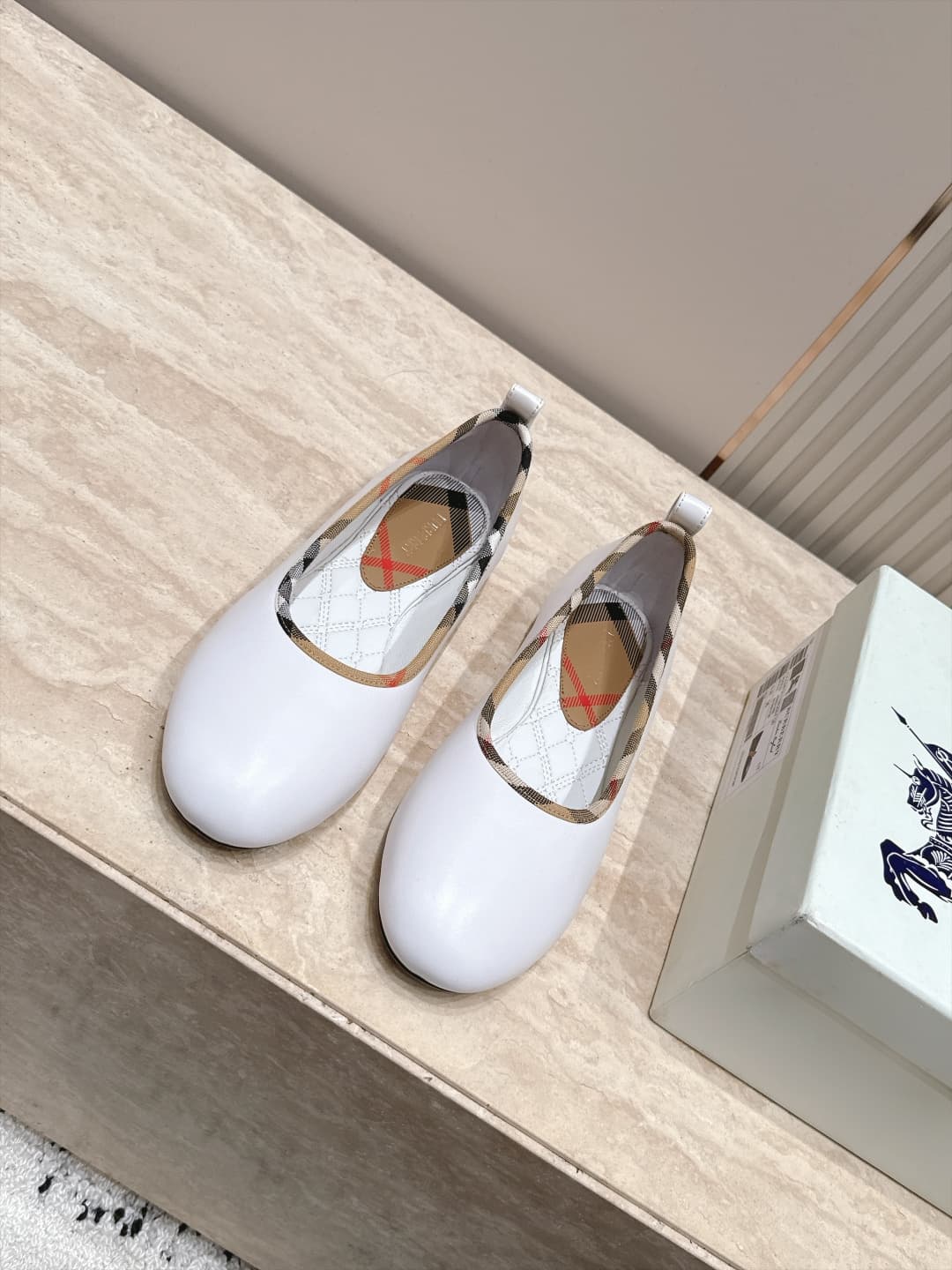 D3113 Baburry’s new F-style French fairy-themed Mary Jane flat shoes are ballet shoes. They are designed for fashion shows – they look absolutely stunning. The unique design and classic brand stripes give them an elegant and graceful appearance, and they