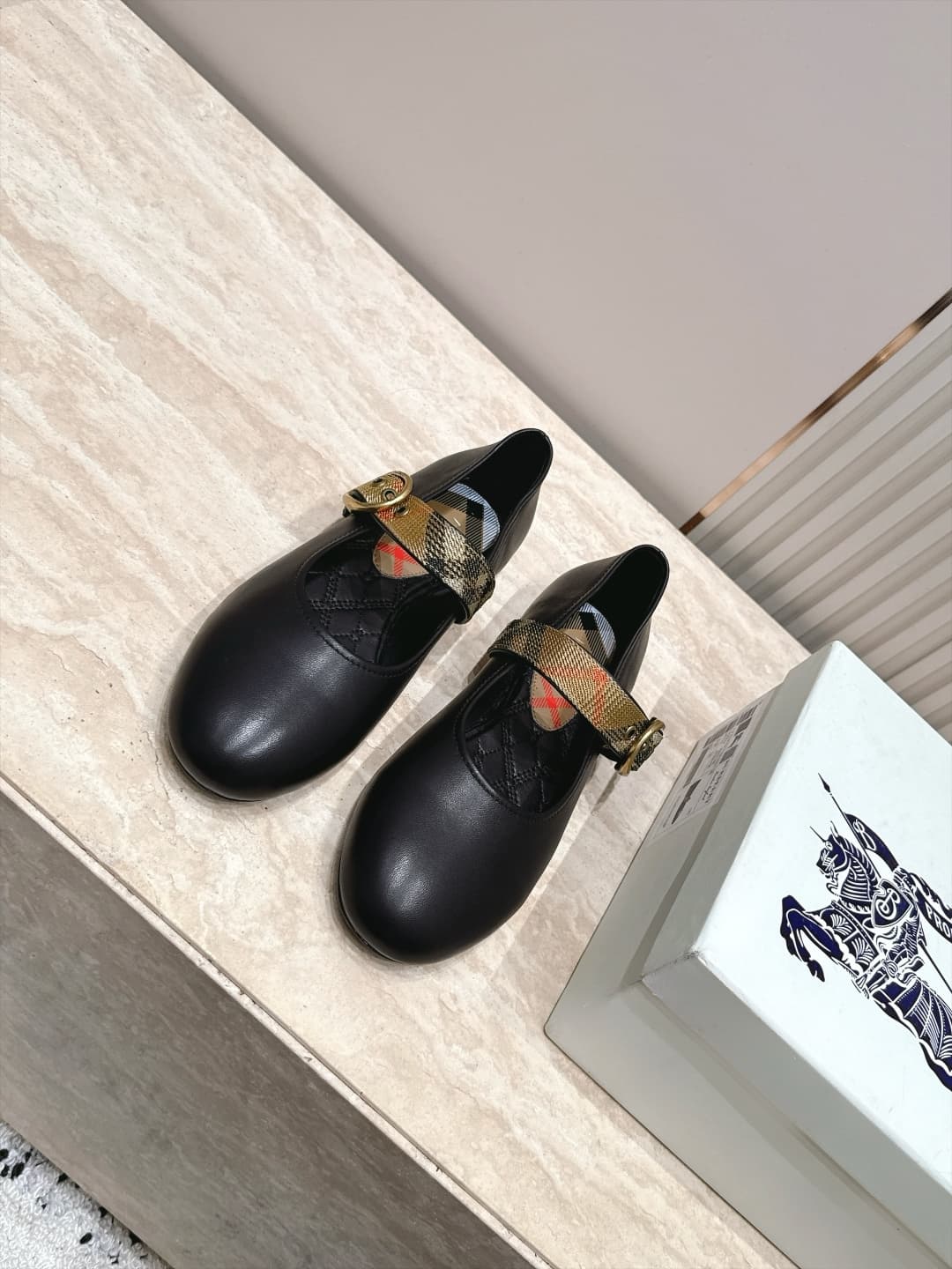 D3112 Bauerry’s new F-style French fairy-themed Mary Jane flats are ballet shoes designed for fashion shows. They look absolutely stunning; they bring a fresh interpretation of the classic, iconic style. The unique belt buckle design, along with the class