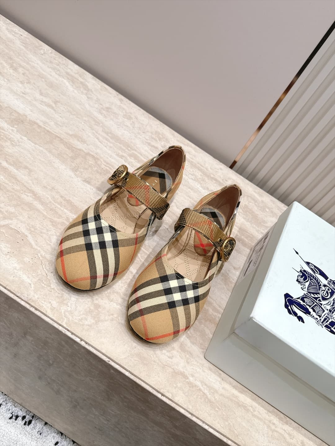 D3111 Bauerry’s new F French Fairy style Mary Jane flat shoes are ballet shoes. They are perfect for fashion shows – they look absolutely stunning and bring to life the classic, iconic style. The unique belt buckle design, along with the classic brand str
