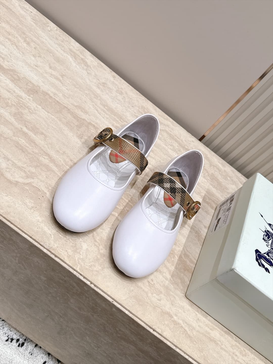 D3110 Beburry’s new F French fairy-tale Mary Jane flat shoes are ballet shoes designed for fashion shows. They look absolutely stunning; they reinterpret the classic, iconic style in a fresh way. The unique belt buckle design and classic brand stripes giv — image 1