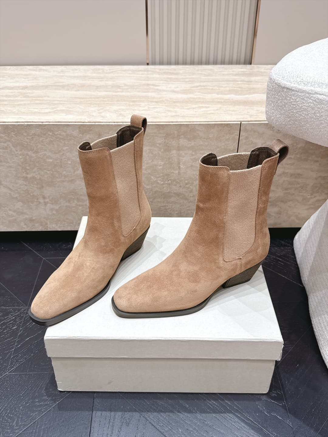 D8733 Brunello Cucinelli’s new BC autumn/winter boots collection – oak corded马丁 boots. BC is a well-known Italian brand with a minimalist style. Elegant, vintage, and sophisticated! Simple yet stylish, it’s a truly attractive design! A classic choice that — image 1