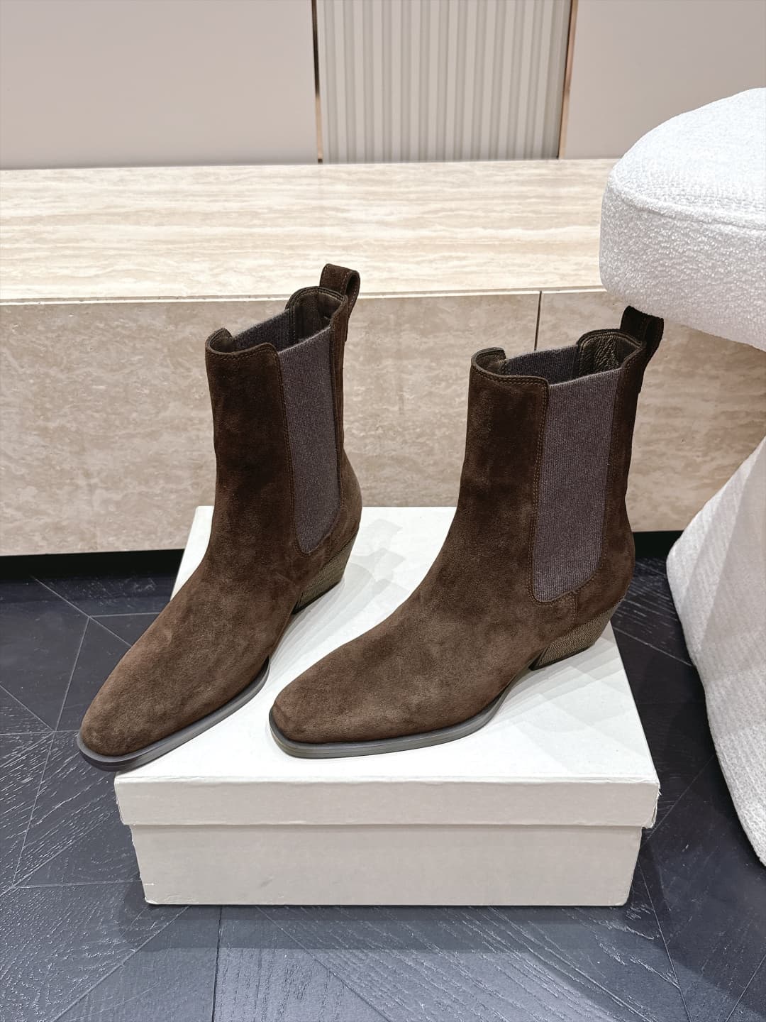 D8732 Brunello Cucinelli’s new BC autumn/winter boots collection – oak corded马丁 boots. BC is a well-known Italian brand with a minimalist style; elegant, vintage, and sophisticated! Simple yet stylish, it’s a truly attractive design! A top choice for all — image 1