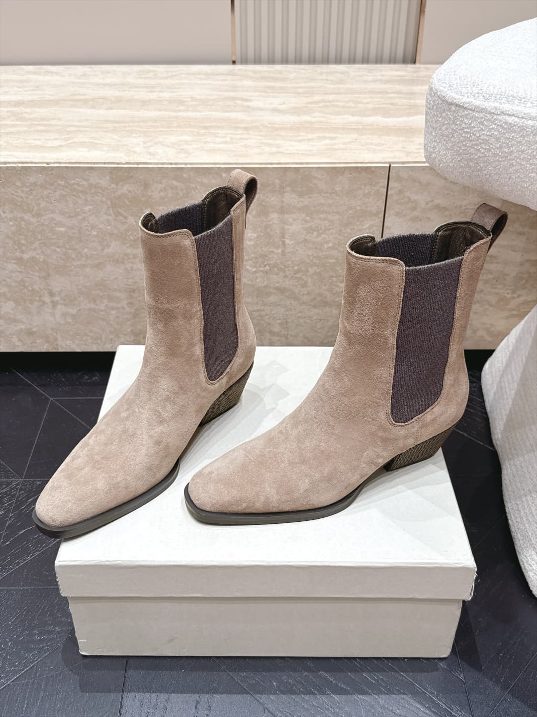 D8731 Brunello Cucinelli’s new BC autumn/winter boots collection – Vintage/retro style. BC is a well-known Italian brand with a minimalist design; elegant, vintage, and sophisticated! Simple yet impressive, it’s a very stylish design! A top choice for all — image 1