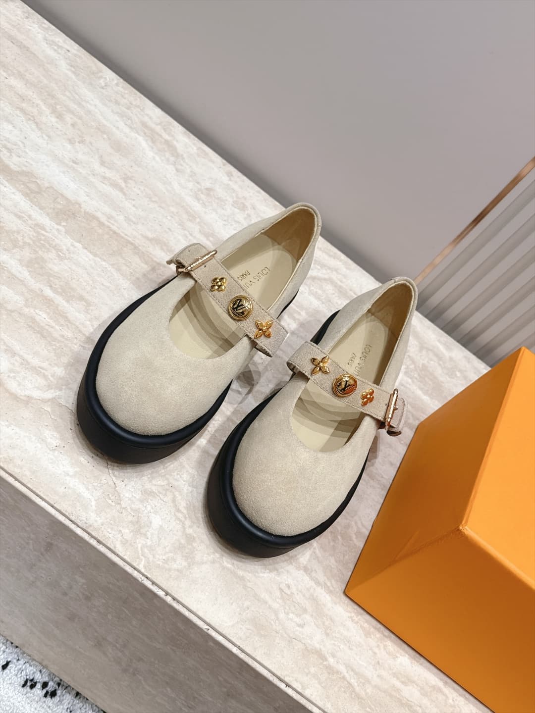 D8933 Louis Vuitton 26/New autumn model, monogram pattern, thick-bottom Mary Jane Loafers — image 1