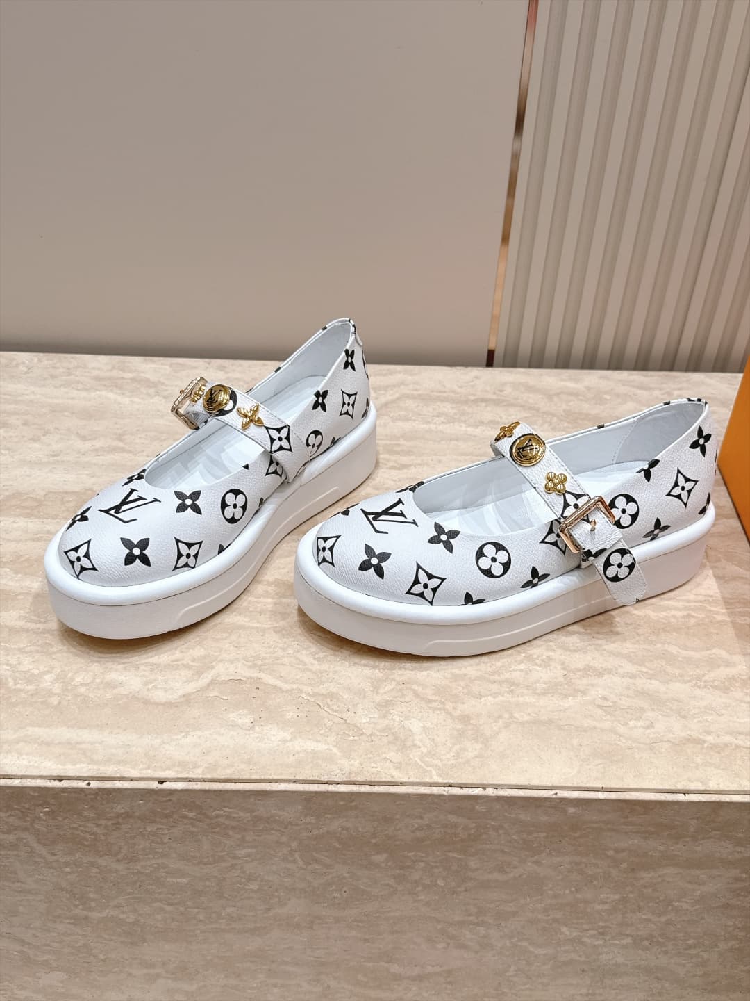 D8929 Louis Vuitton 26/New autumn model, monogram pattern, thick-bottom Mary Jane Loafers — image 1