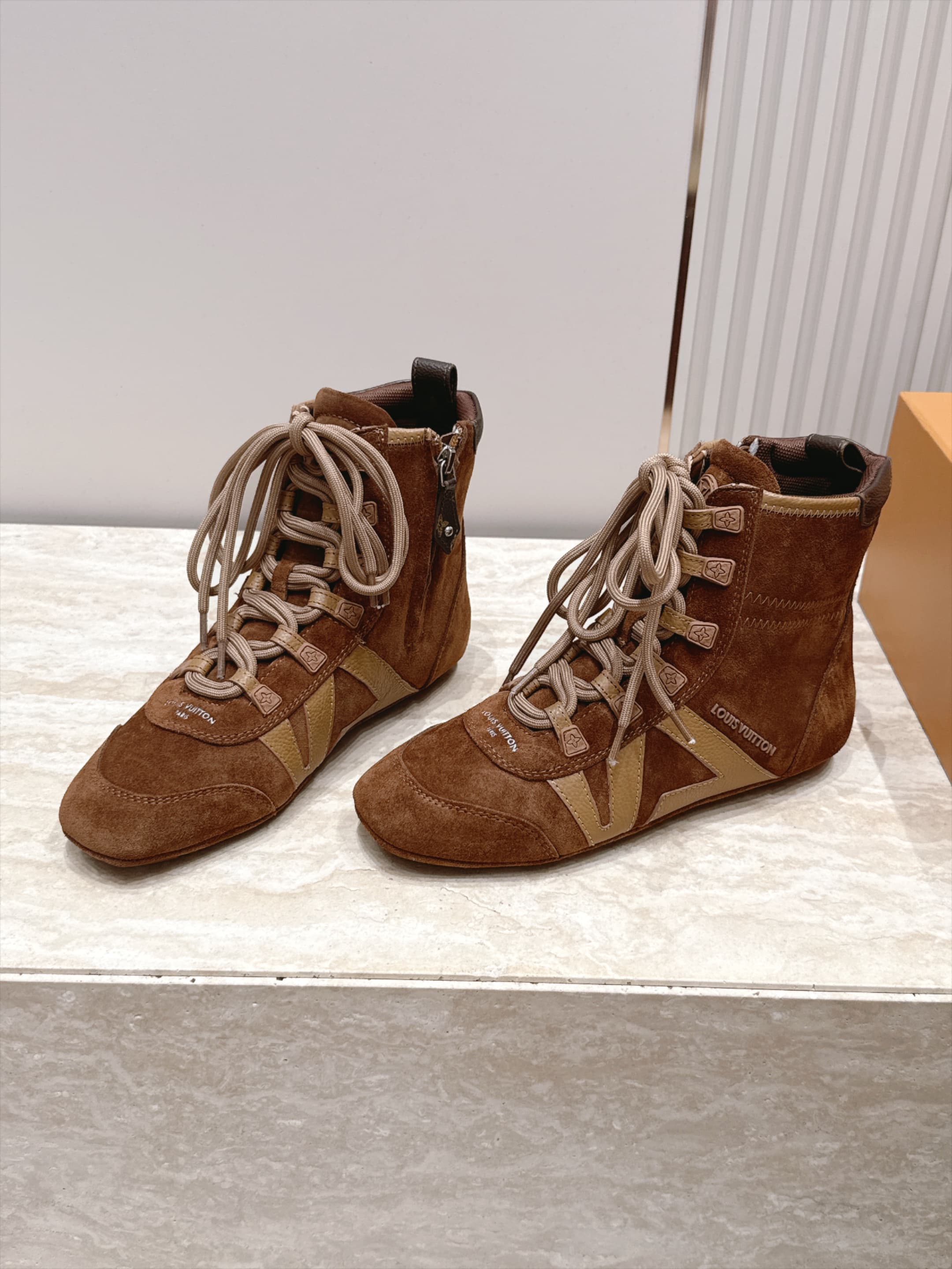 D8941 LV Autumn-Winter Fashion Shoes Collection – Perfect for creating a stylish atmosphere — image 1