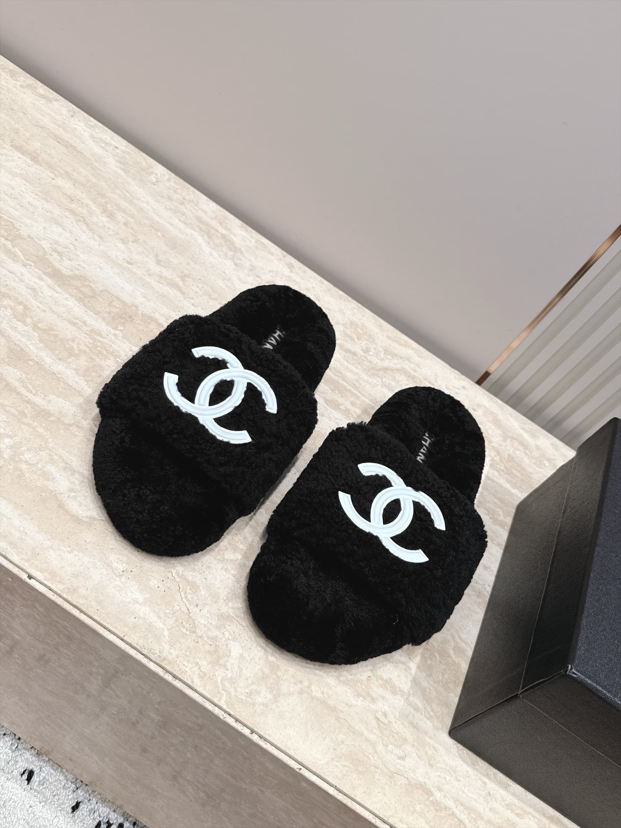 D3774 Chanel New Model Fur Slippers!