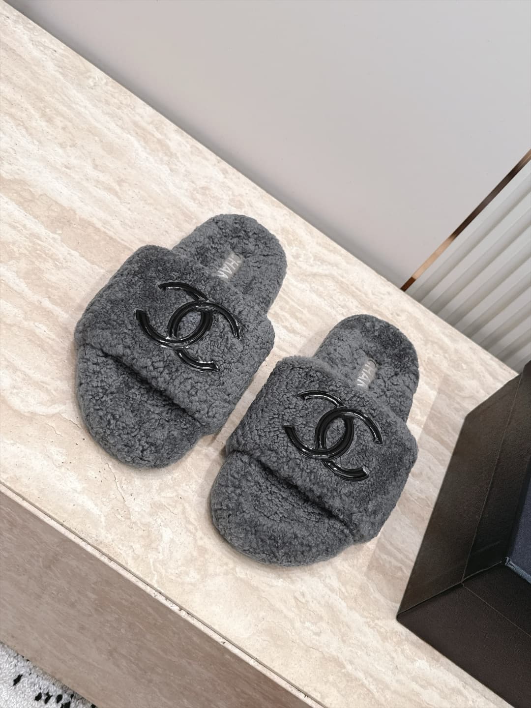 D3771 Chanel New Model of Fur Slippers!